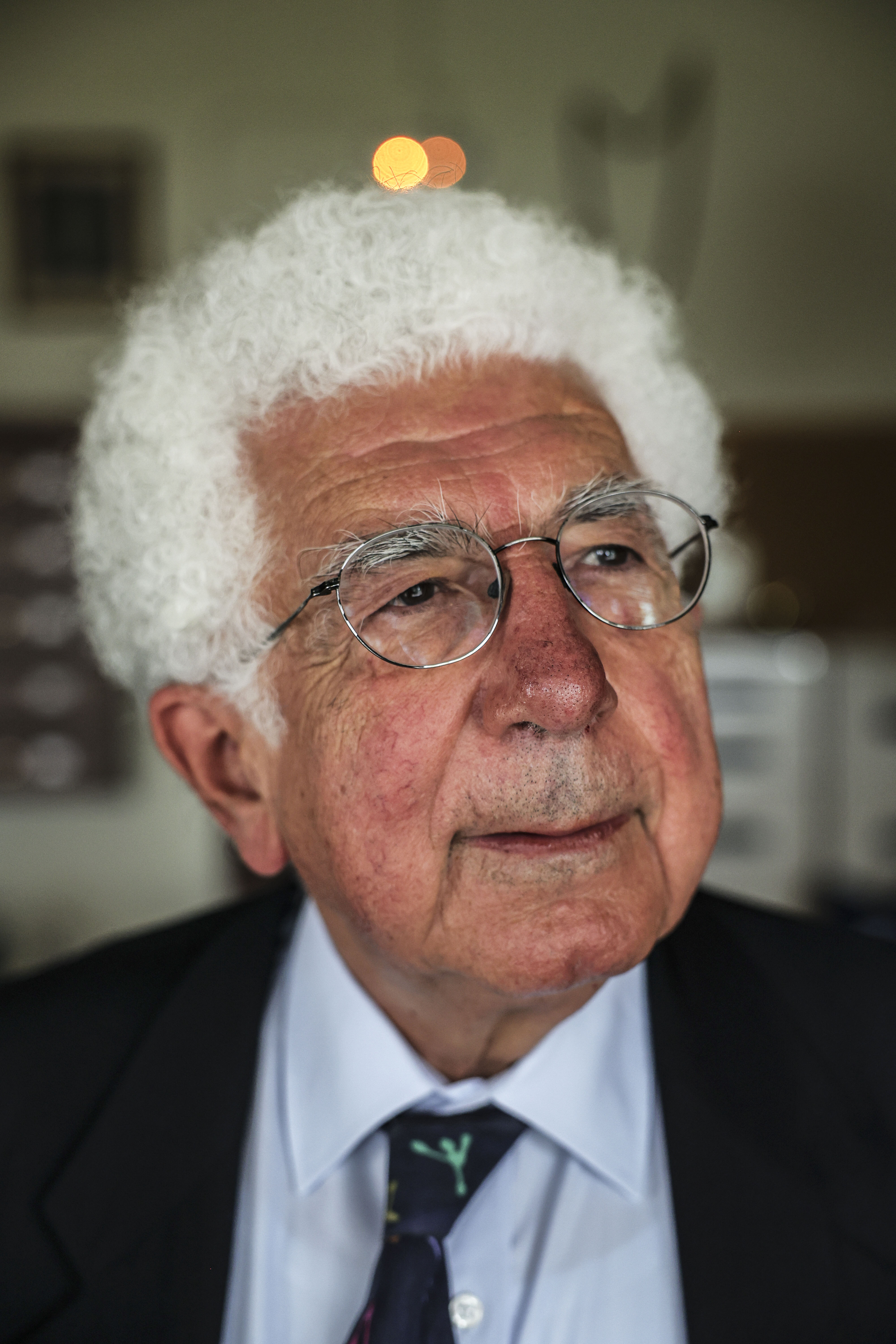 O historiador israelo-britânico Avi Shlaim, esta quinta-feira durante a entrevista.