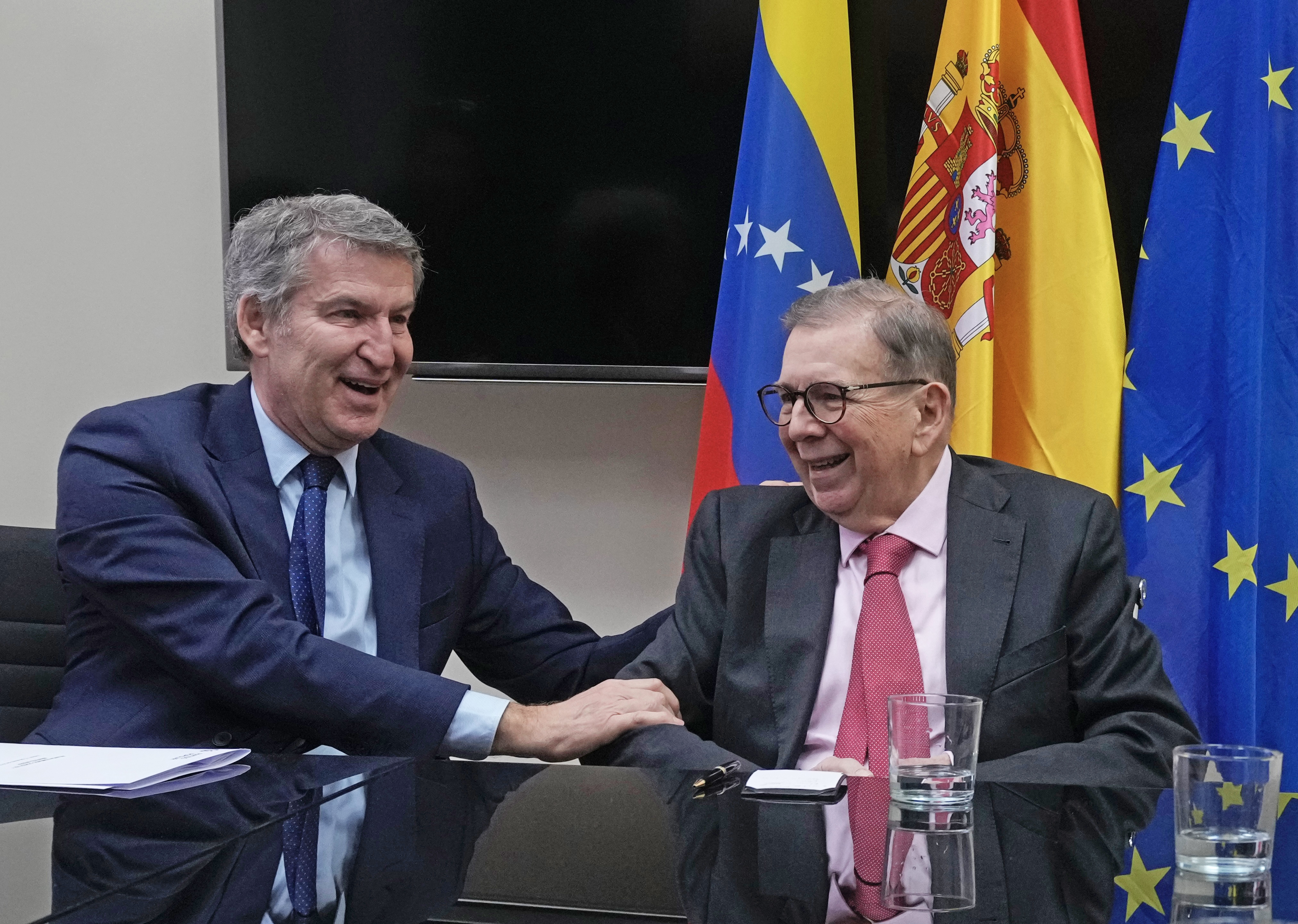 El líder del PP, Alberto Núñez Feijóo, este jueves con Edmundo González, en una imagen difundida por el partido.