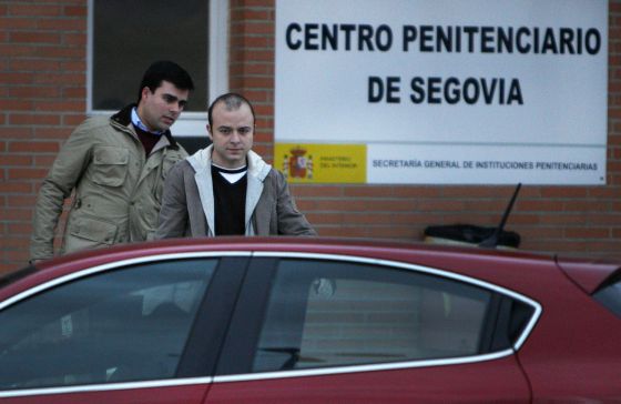 Carromero, a las puertas de la prisión de Segovia, en 2013.