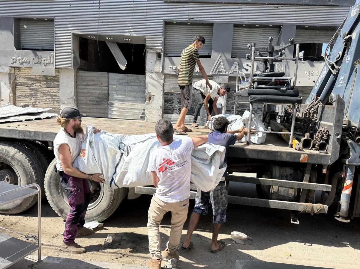 Personal de Médicos Sin Fronteras recoge en Ciudad de Gaza tiendas de campaña que usaba para atender pacientes, en una imagen de la organización.
