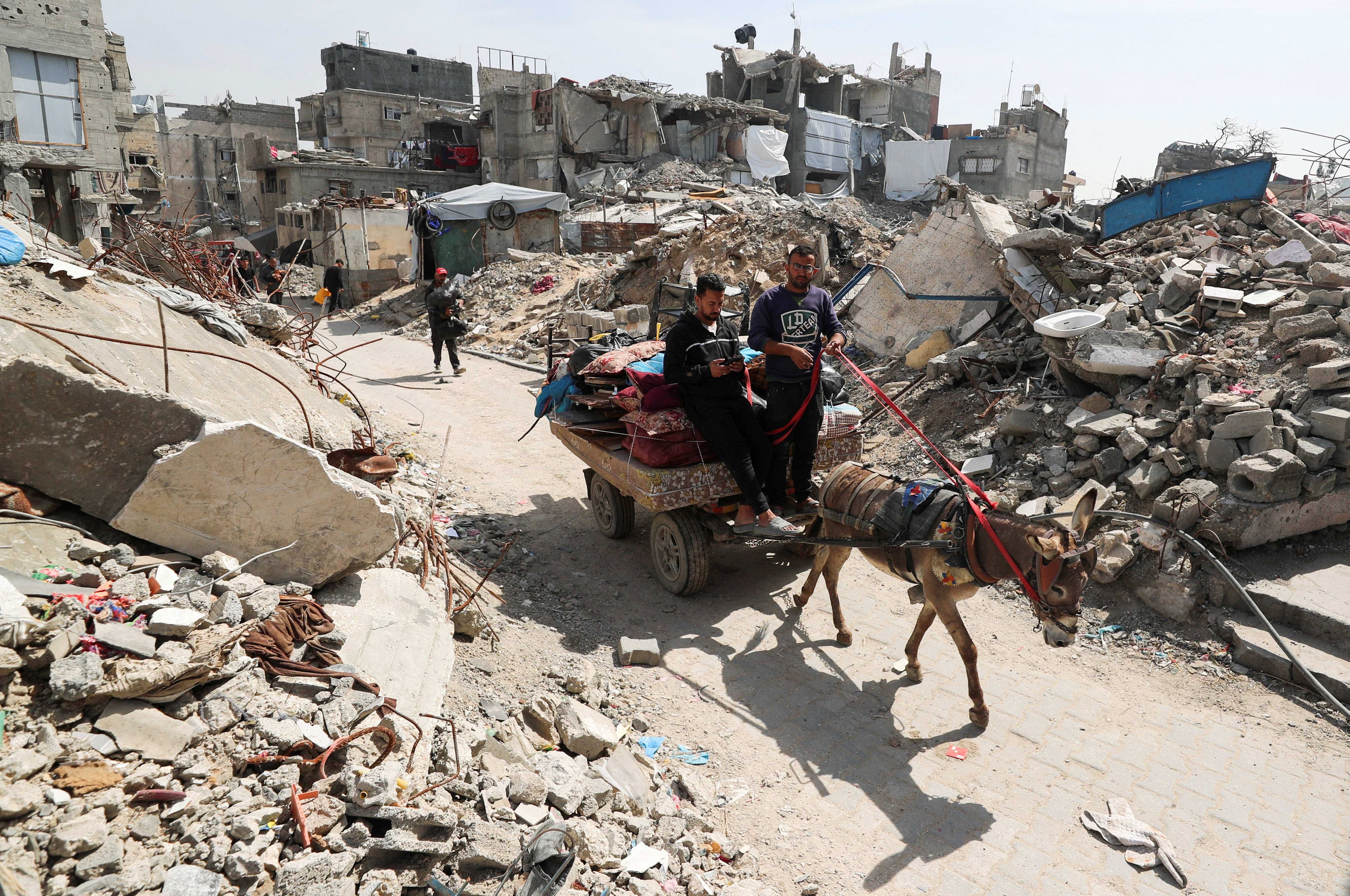 Dos hombres sobre una carreta abandonan Yabalia, en el norte de Gaza, después de que el ejército israelí emitiera órdenes de desalojo para todas las localidades fronterizas en el norte de la Franja, este martes 25 de marzo de 2025.