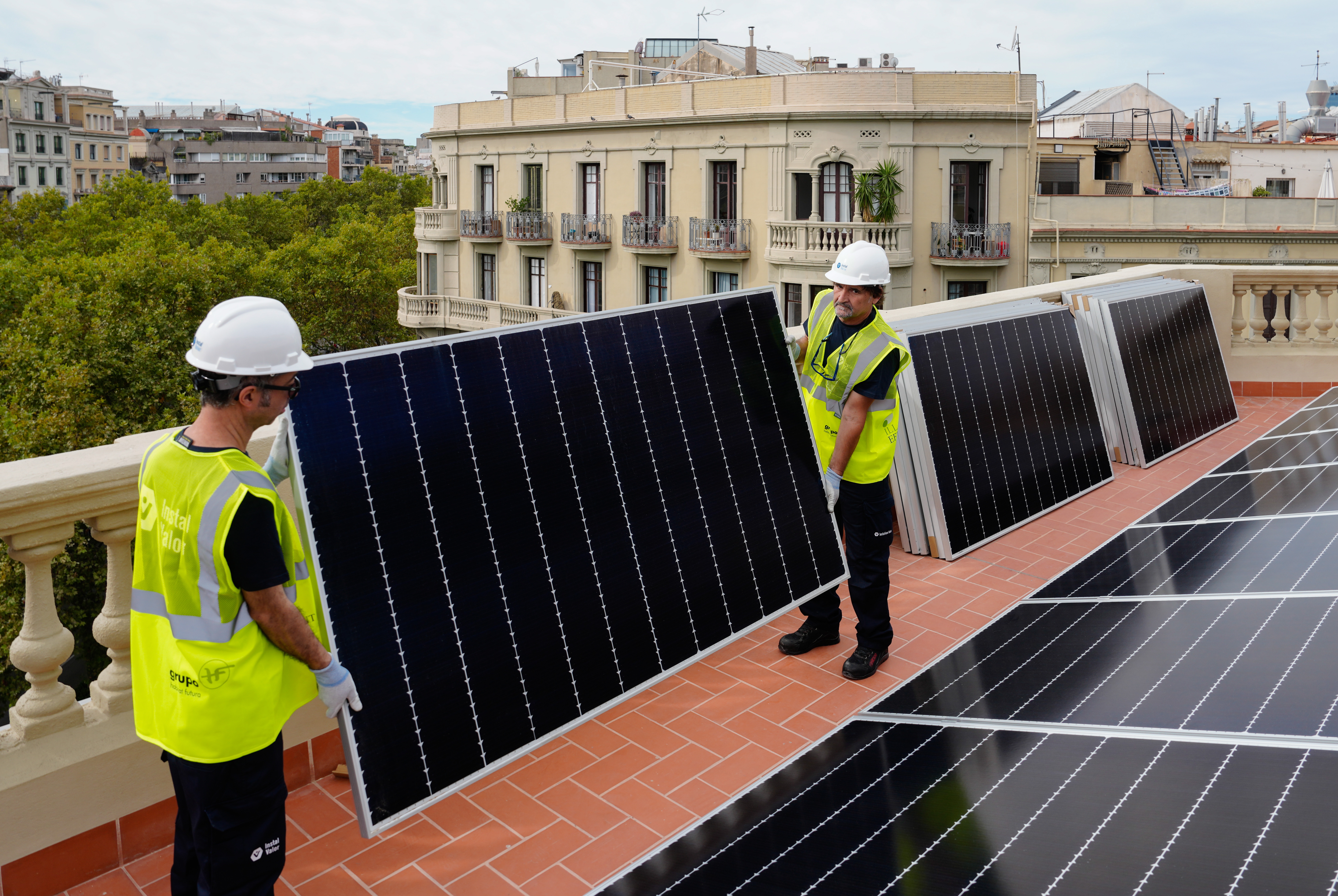 Photo of EL PAIS🔵 La eléctrica pública de la Generalitat prevé licitar 600 instalaciones fotovoltaicas en tejados públicos en dos años