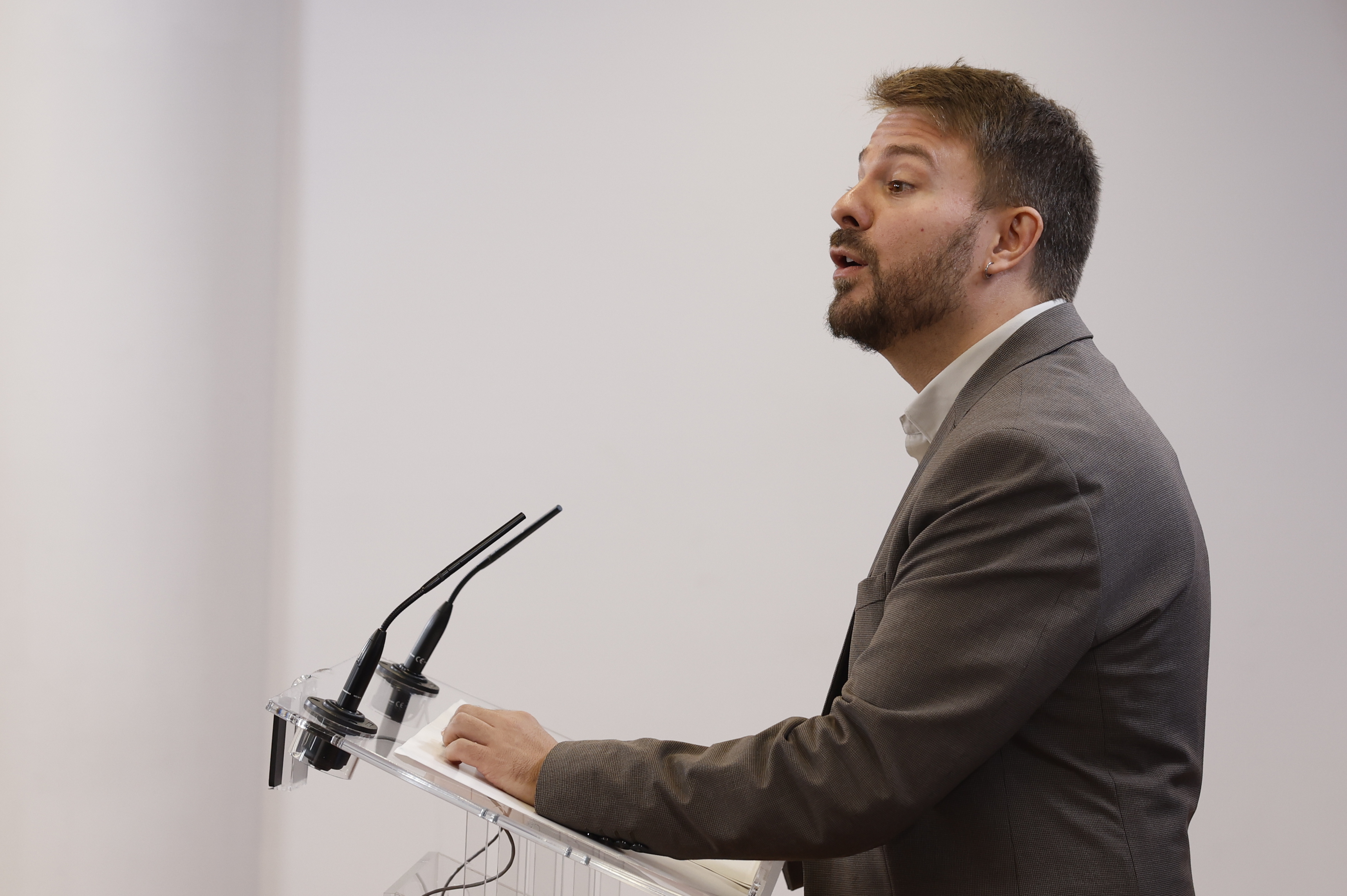 El diputado de Sumar Alberto Ibáñez ofrece una rueda de prensa, en el Congreso de los Diputados.