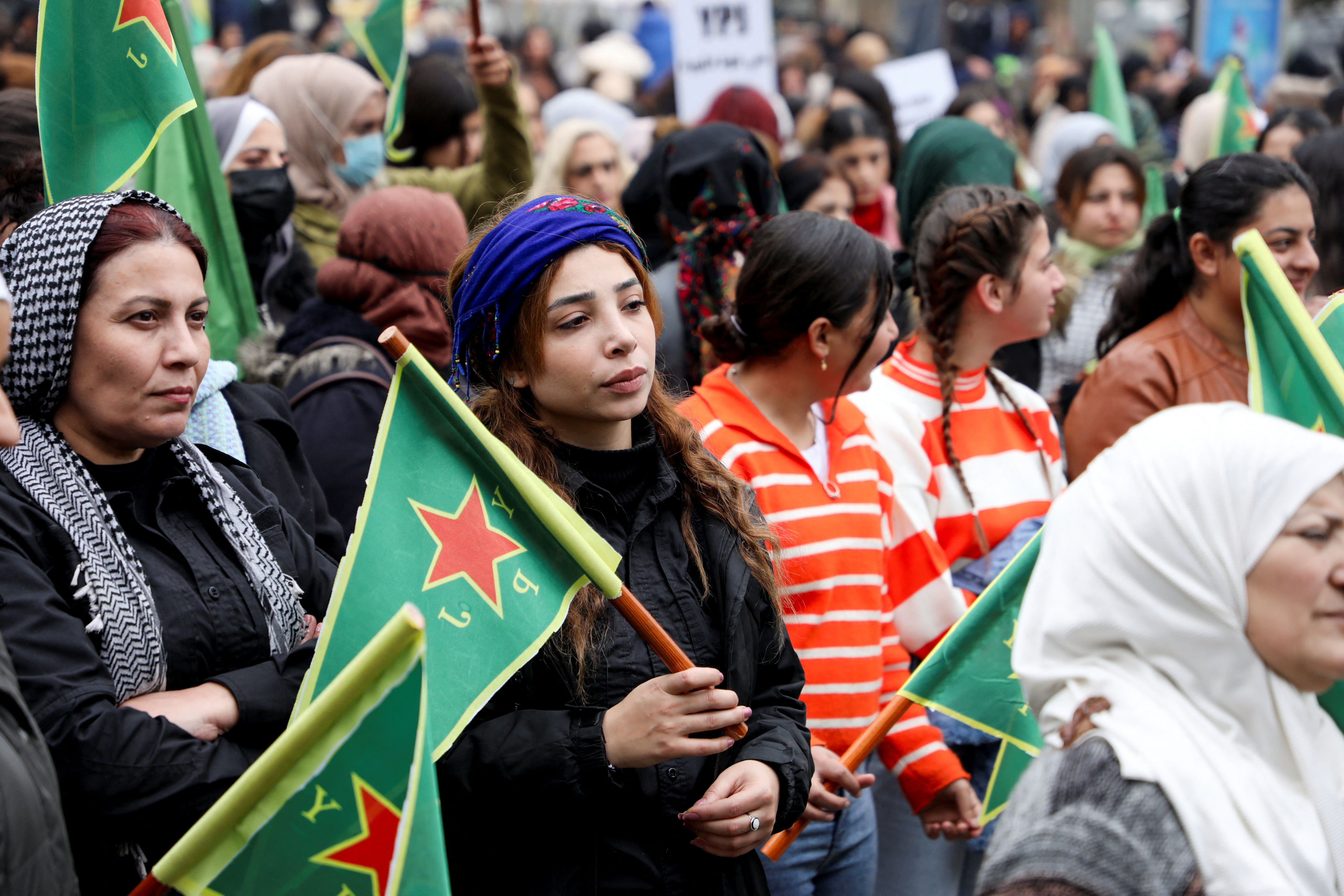 Decenas de mujeres participan en una manifestacin en la ciudad de Qamishli, al norte de Siria, exigiendo que los nuevos gobernantes islamistas de Damasco respeten sus derechos y condenen las campa?as militares respaldadas por Turqua en las regiones del norte lideradas por los kurdos.