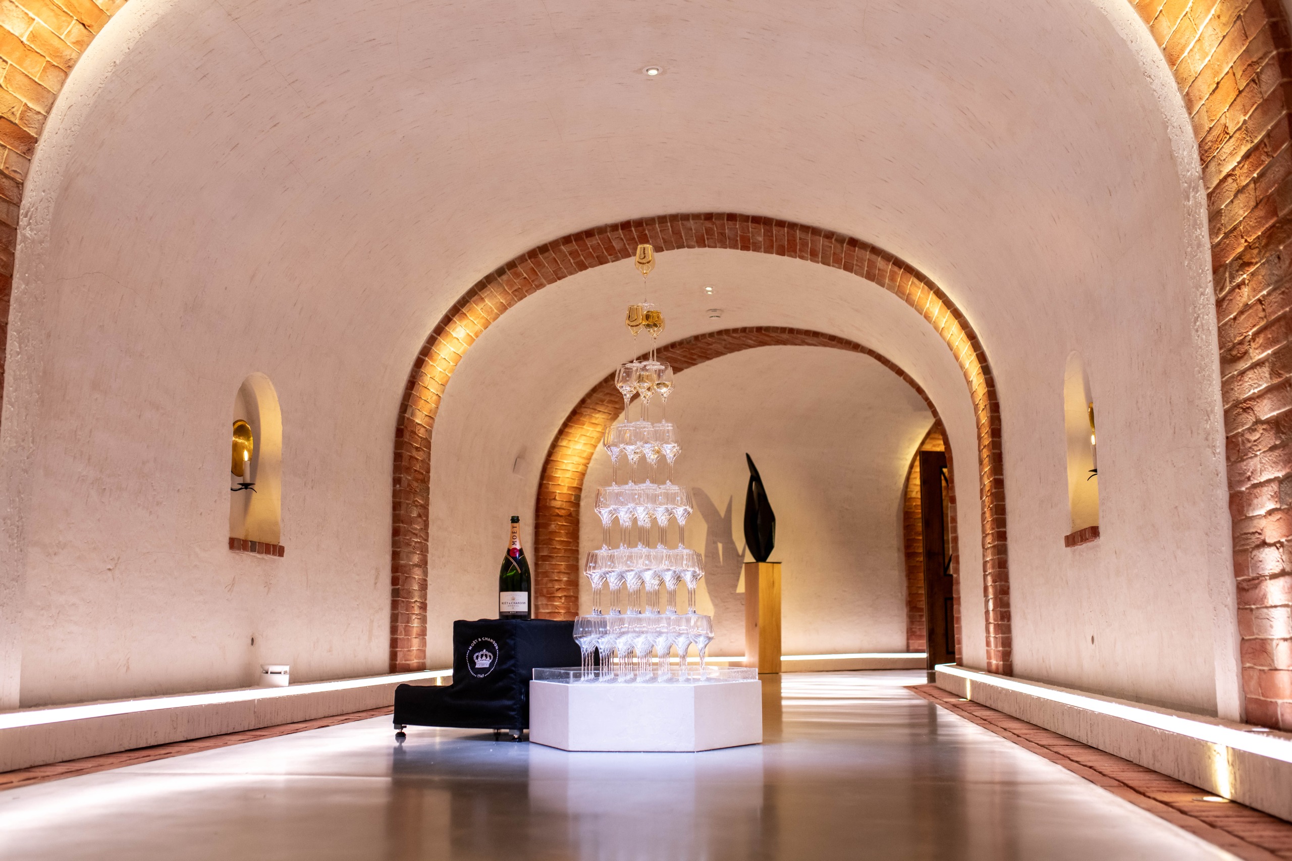 La residencia Moët & Chandon se ubica en el majestuoso Château de Saran. Una construcción de 1743, y restaurada en 2019, que se levanta en el corazón de Champagne. Las galerías de sus cavas han sido testigo de brindis históricos.