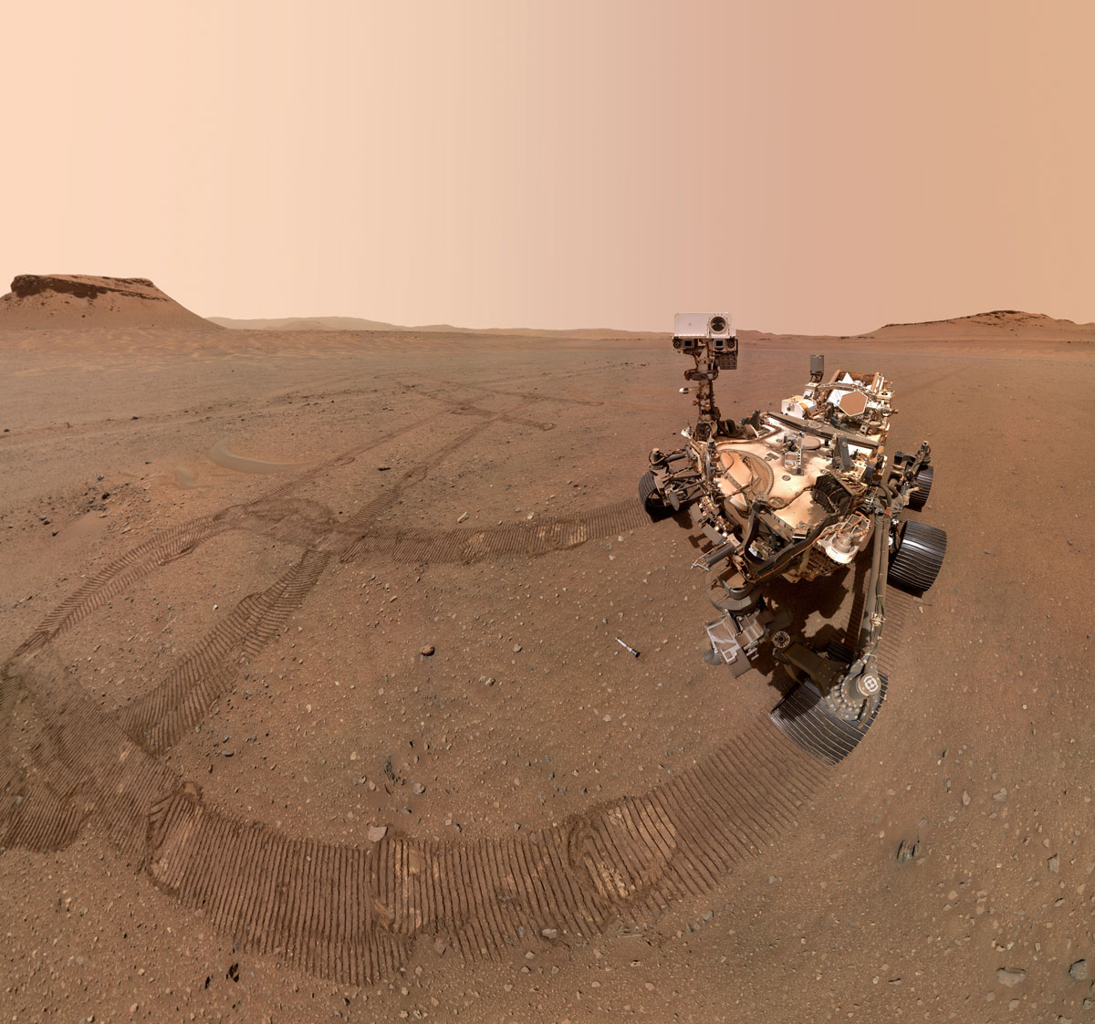 Imagen del 'Perseverance' en el cráter Jezero de Marte, después de tomar una muestra, depositada a los pies del vehículo.