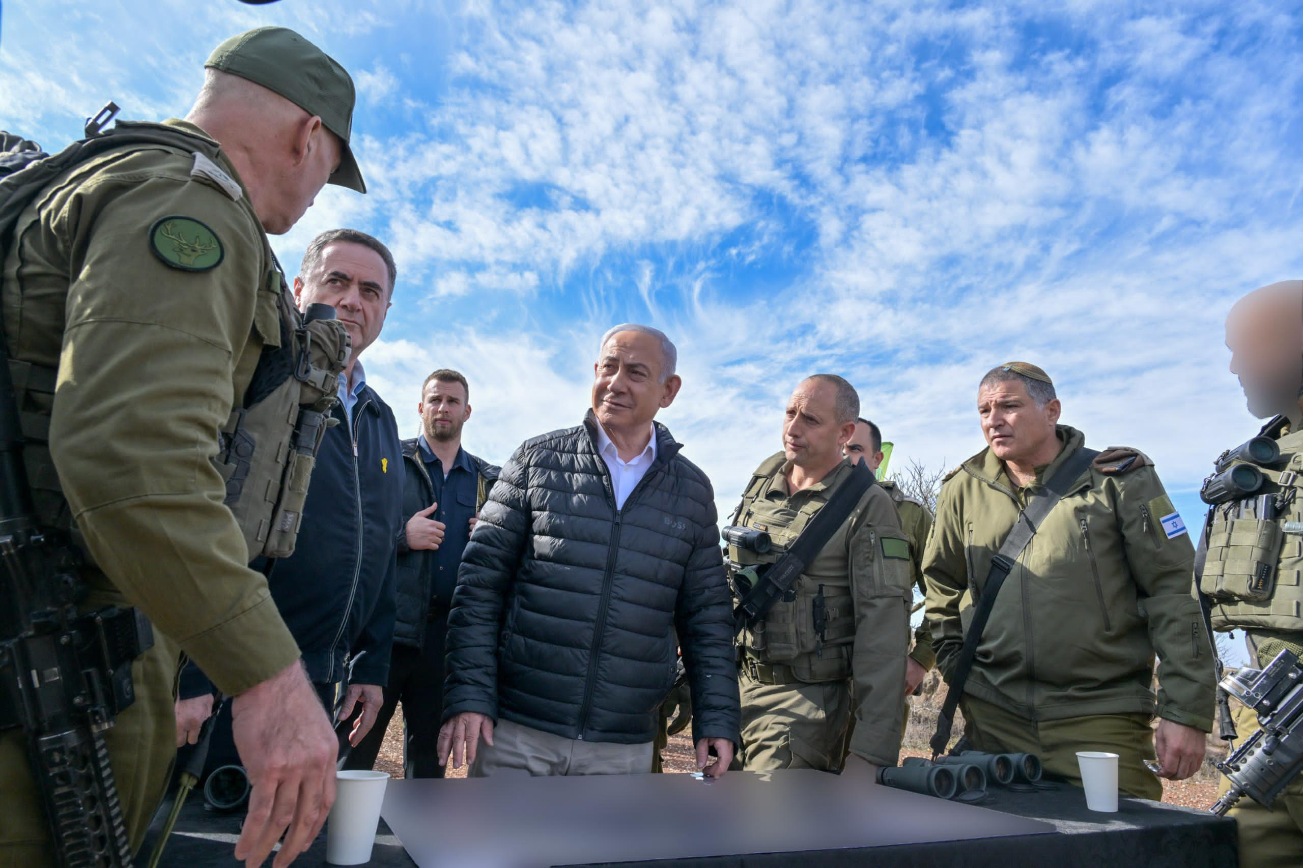  El primer ministro israelí, Benjamín Netanyahu (centro), en los Altos del Golán el pasado domingo. 