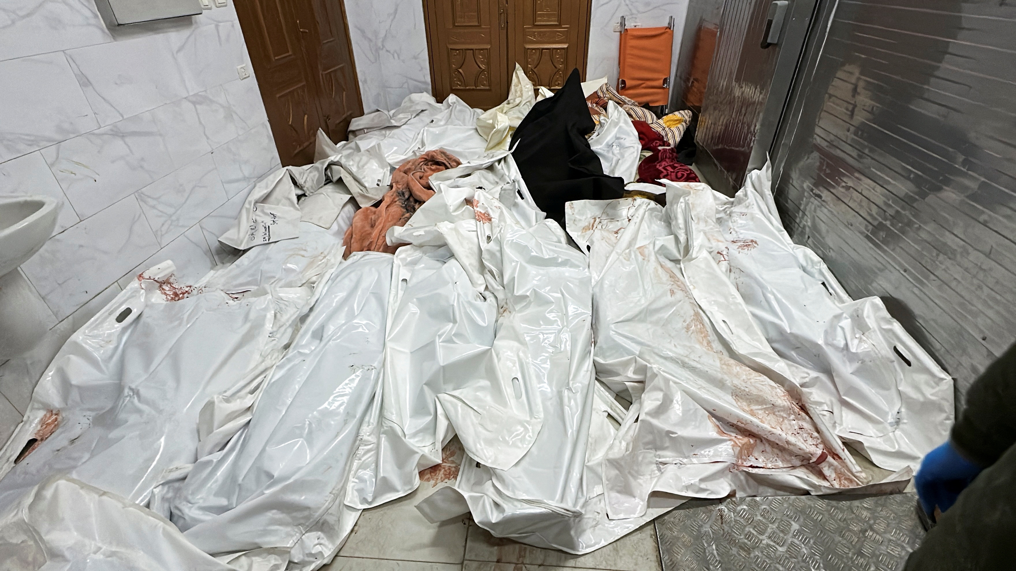 Bolsas con cadáveres en el hospital Nasser, tras los ataques israelíes, este martes en Jan Yunis, Gaza. 