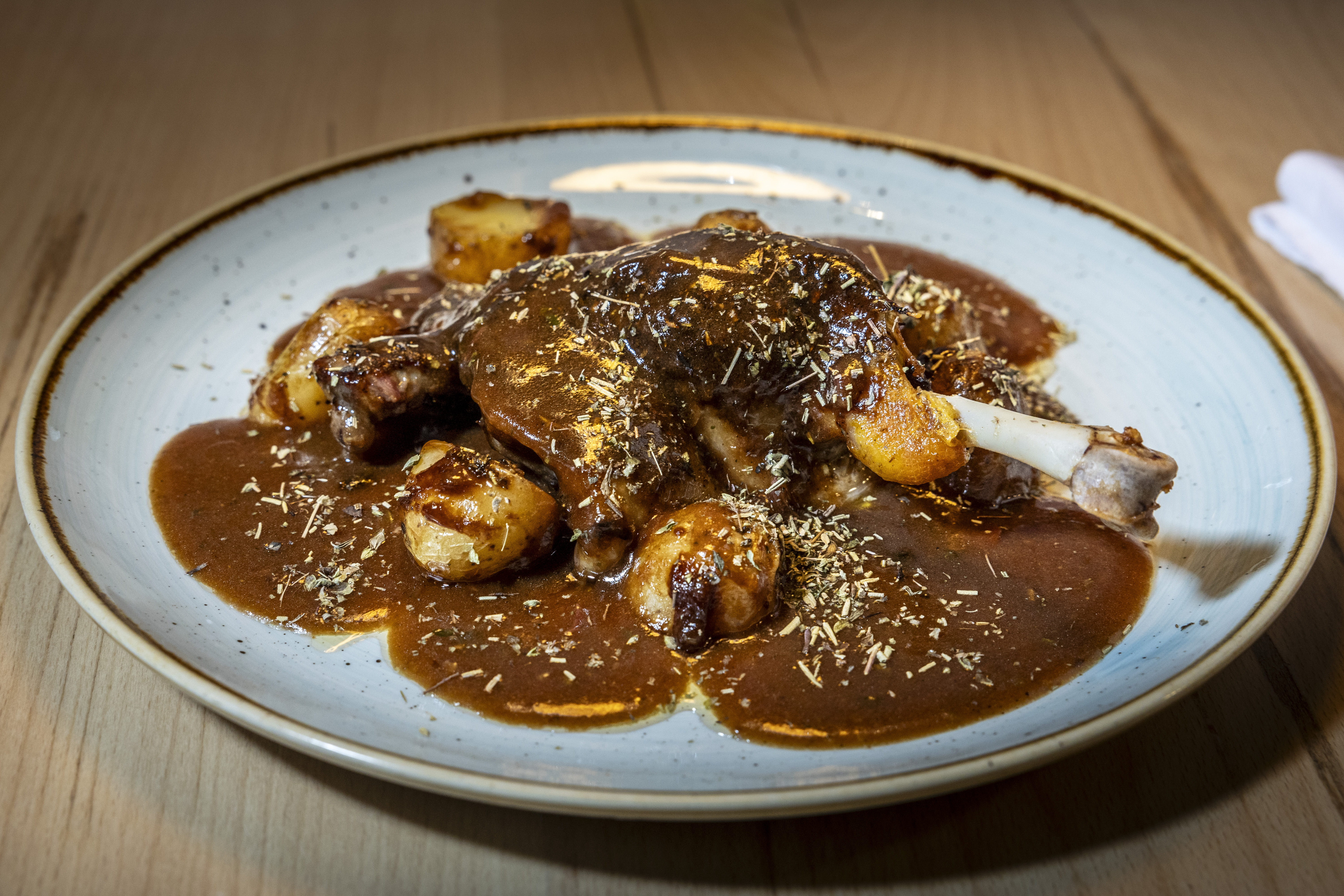 'Confit' de pato, el plato más solicitado de la carta en la Taberna Maitia, con el que ha conseguido reconocimientos