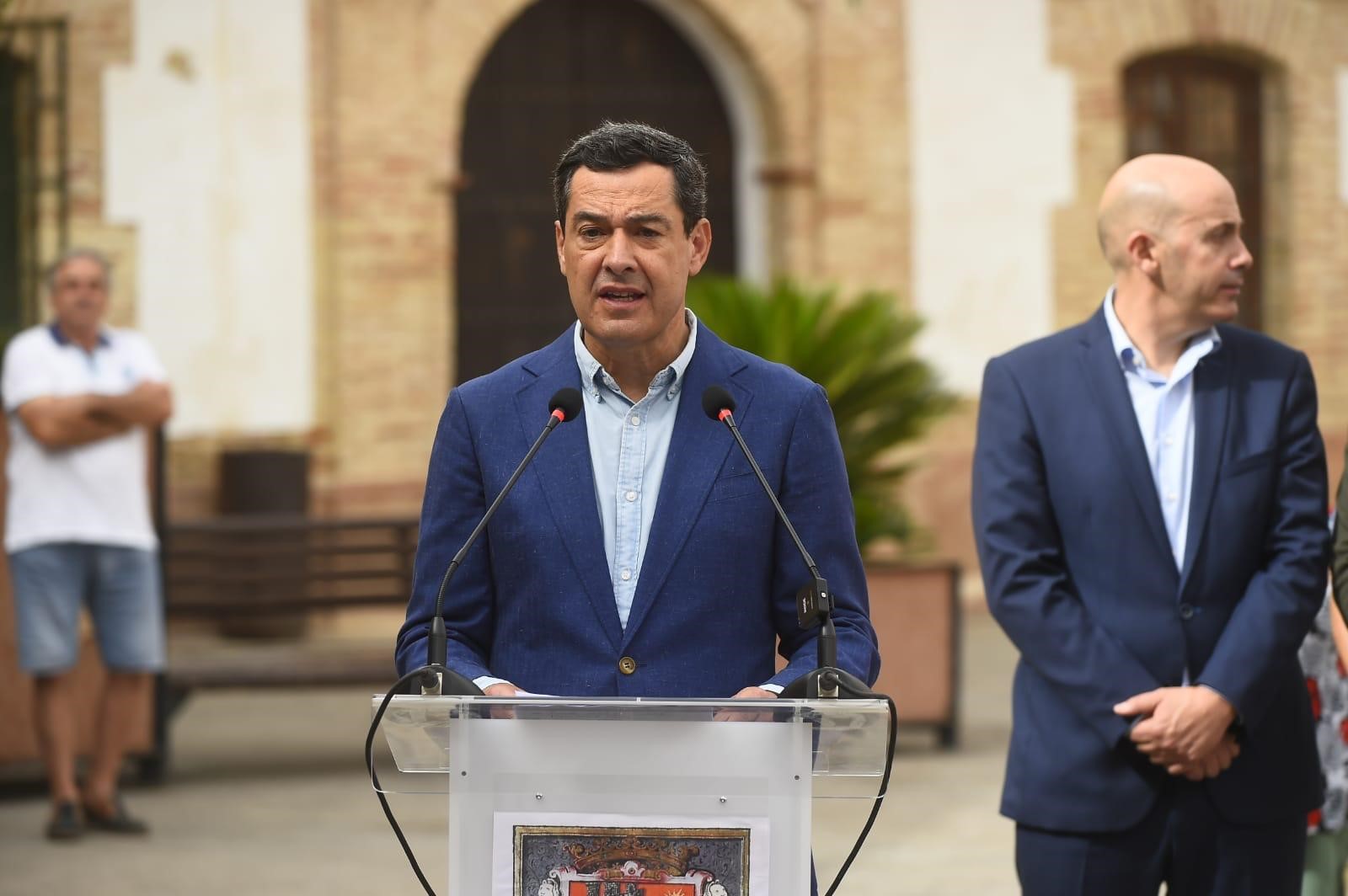 El presidente de la Junta de Andalucía, Juanma Moreno, interviene desde el atril en el marco de una visita institucional realizada al Ayuntamiento de Archidona (Málaga)