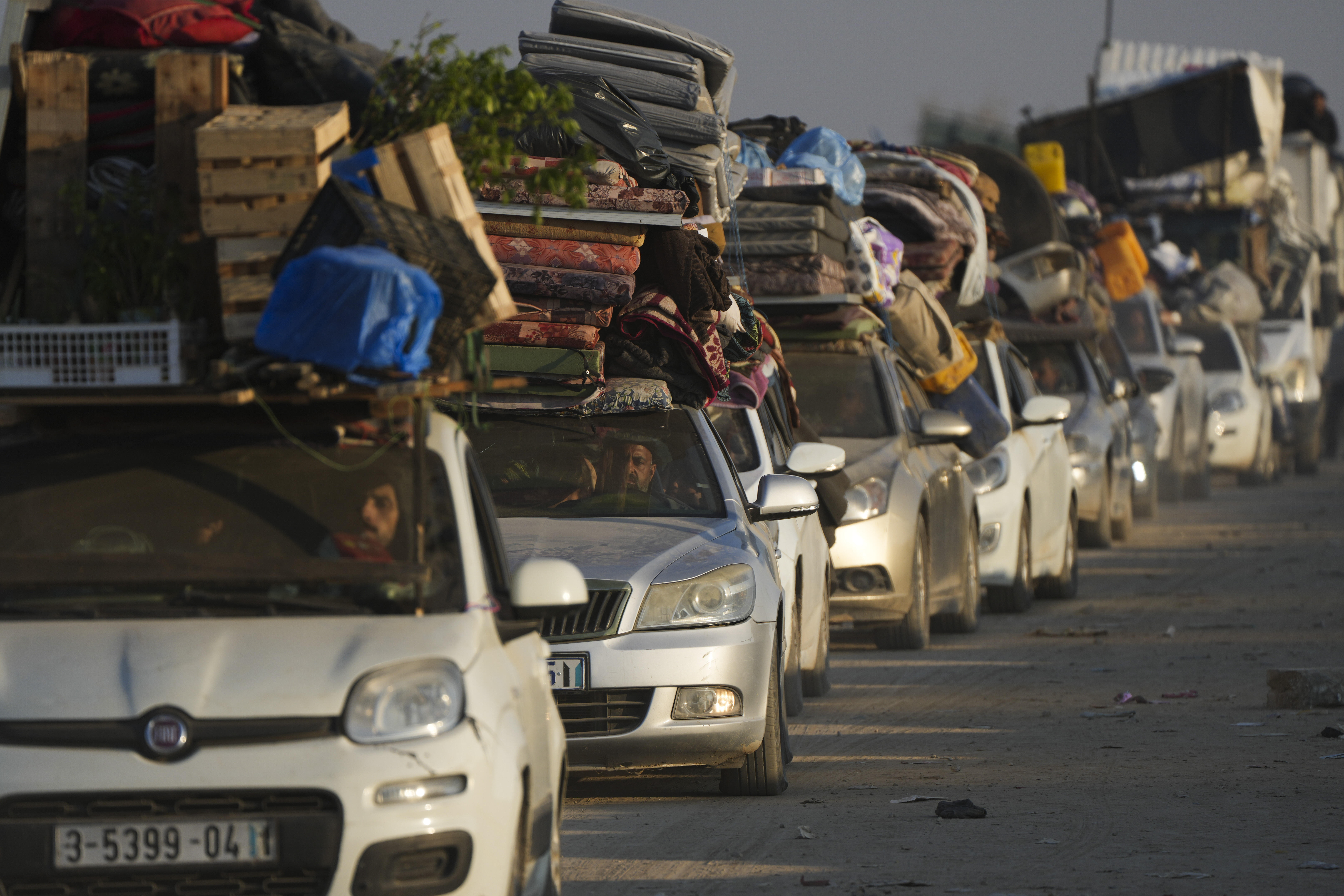 Desplazados palestinos regresan a sus casas este mircoles desde el centro de Gaza.