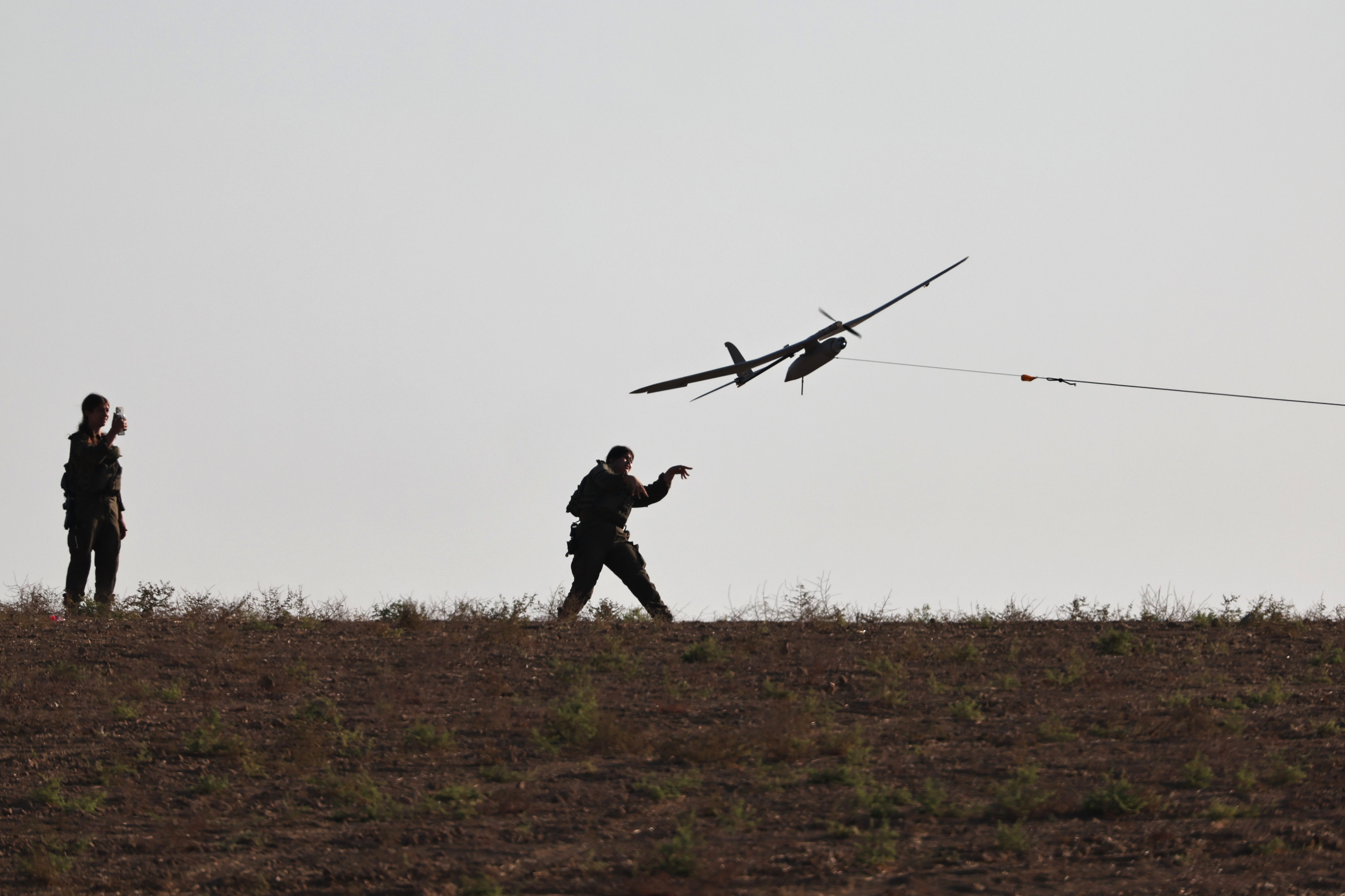 Undisclosed (Israel), 30/09/2025.- Israeli soldiers release a drone, as seen from an undisclosed location along the Israeli-Gaza border in Israel, 30 September 2025. More than 66,000 Palestinians have been killed in the Gaza Strip since October 2023, according to the Palestinian Ministry of Health, and about 1,200 Israelis have been killed since the launch of an Israeli military campaign in response to a cross-border attack by Hamas on 07 October 2023. EFE/EPA/ATEF SAFADI

