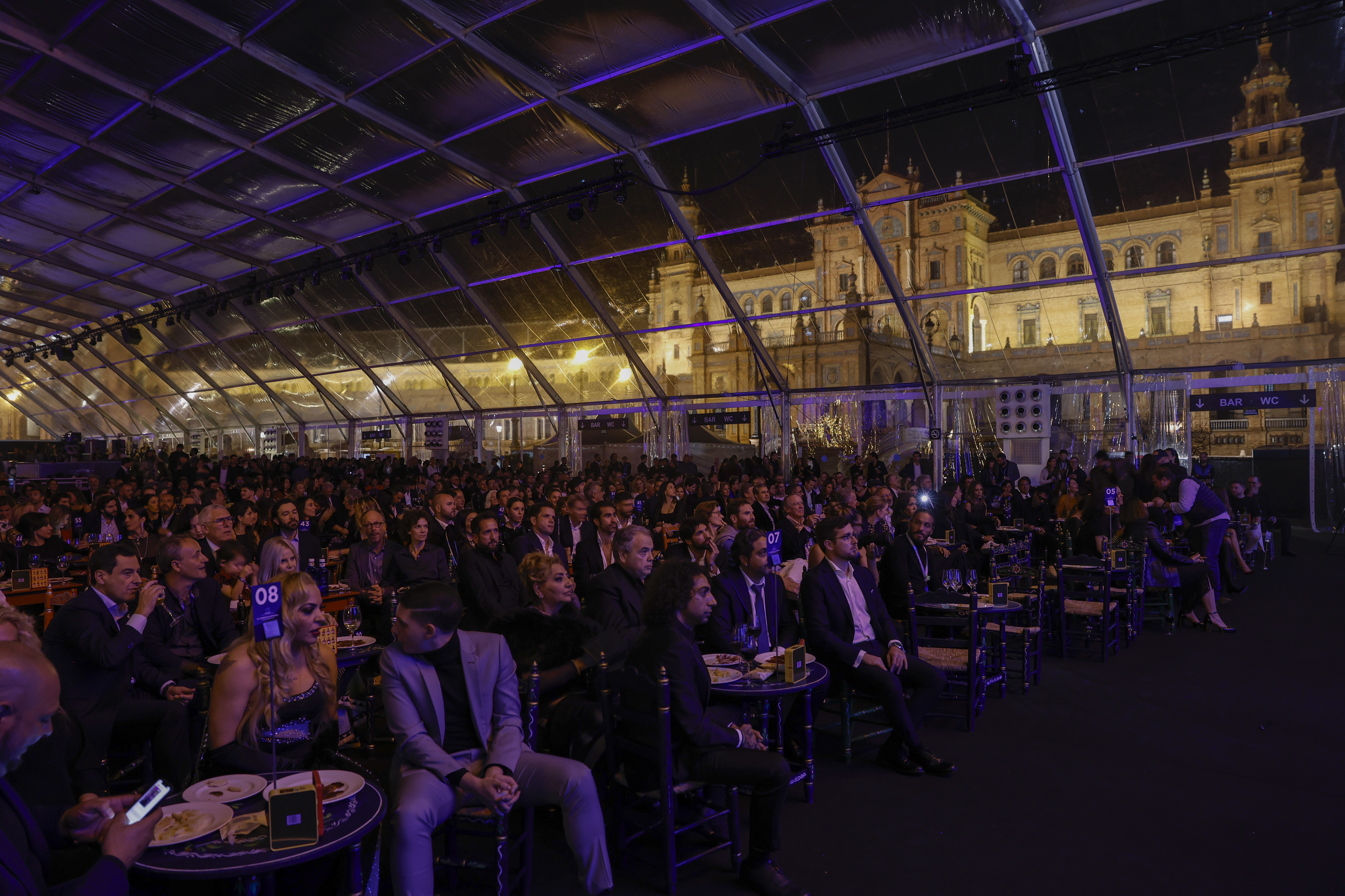 El público llenó el recinto sevillano para asistir a la gala 'El flamenco es universal', ayer lunes.
