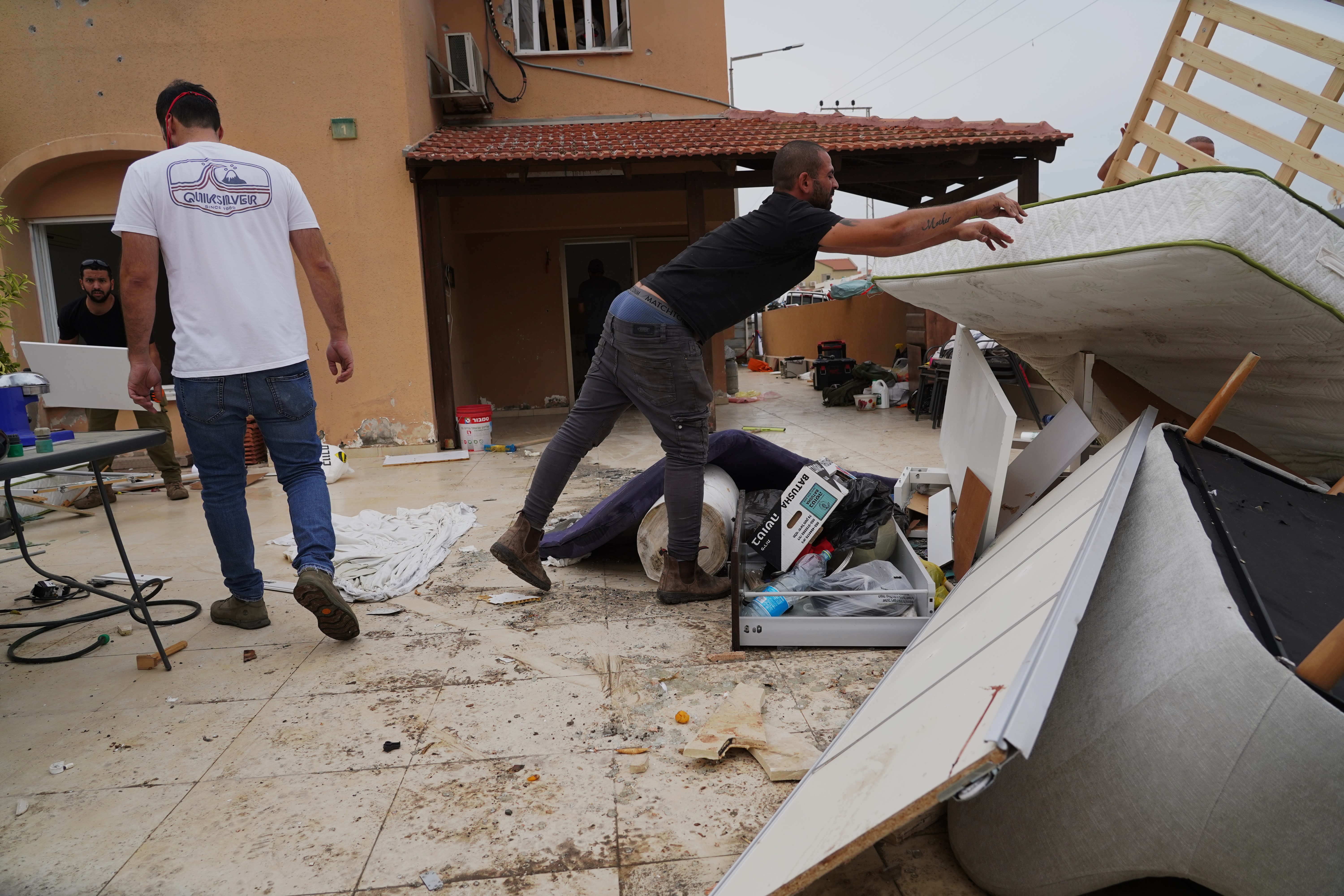 Casa de Ofakim onde cinco atacantes do Hamas permaneceram por 15 horas junto com o casal proprietário, Rachel e David Edry. 