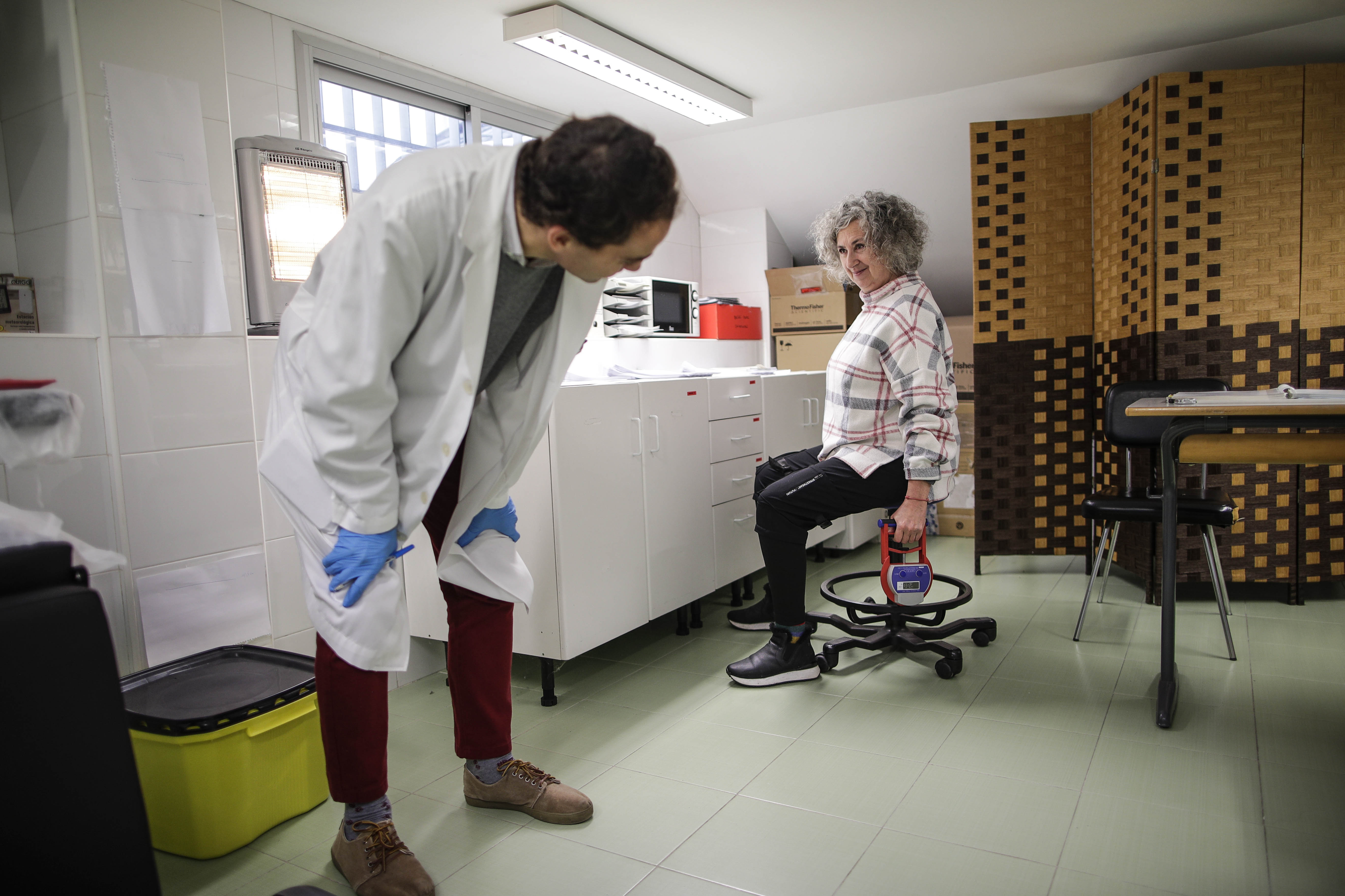 Victoria, haciendo una dinamometría. Se trata de una prueba de fuerza en la que hay que apretar un aparato con la mano, sentada y de pie y dos veces con cada una de las manos.