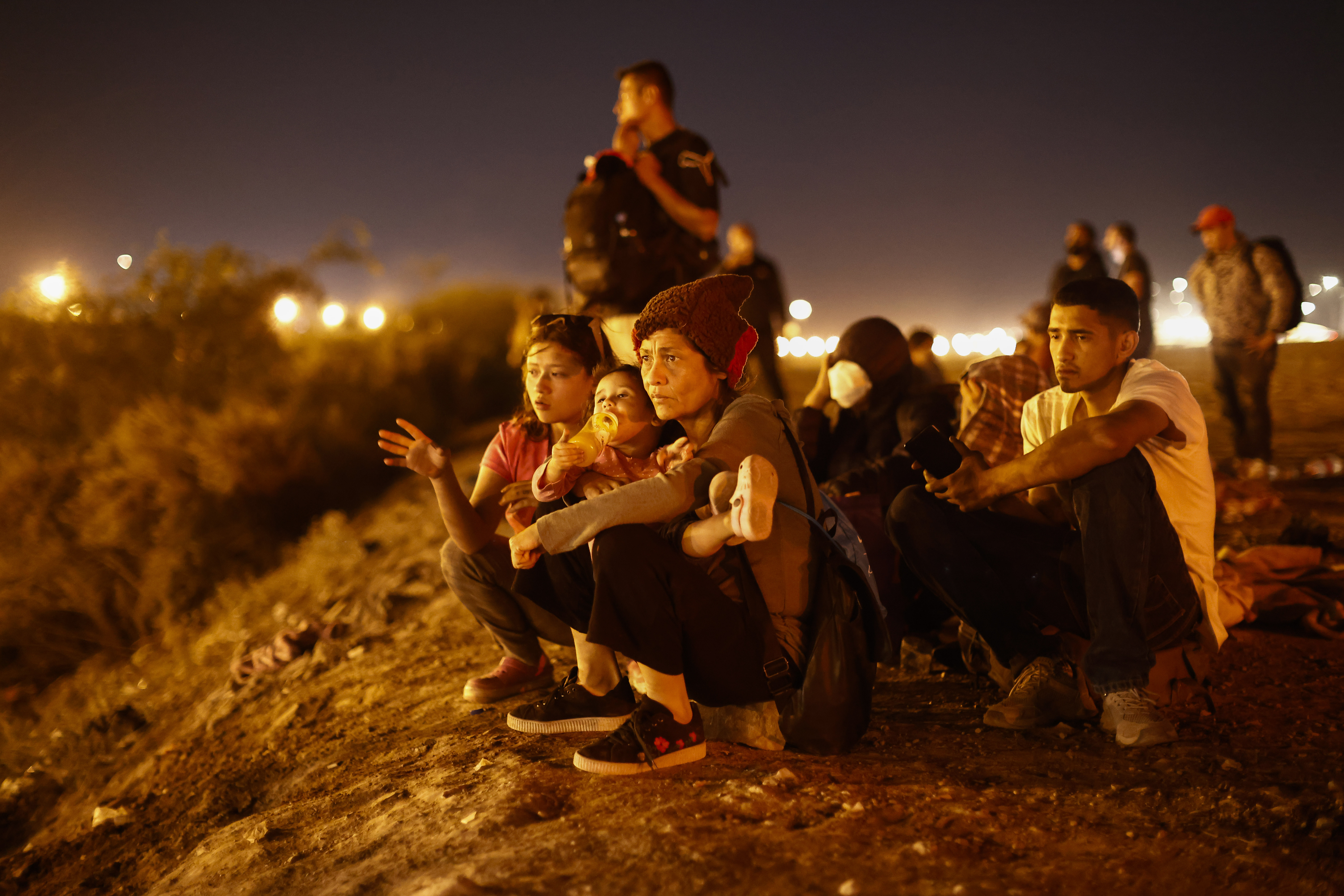 Un grupo de migrantes de origen venezolano espera la oportunidad para cruzar hacia EE UU, este jueves.