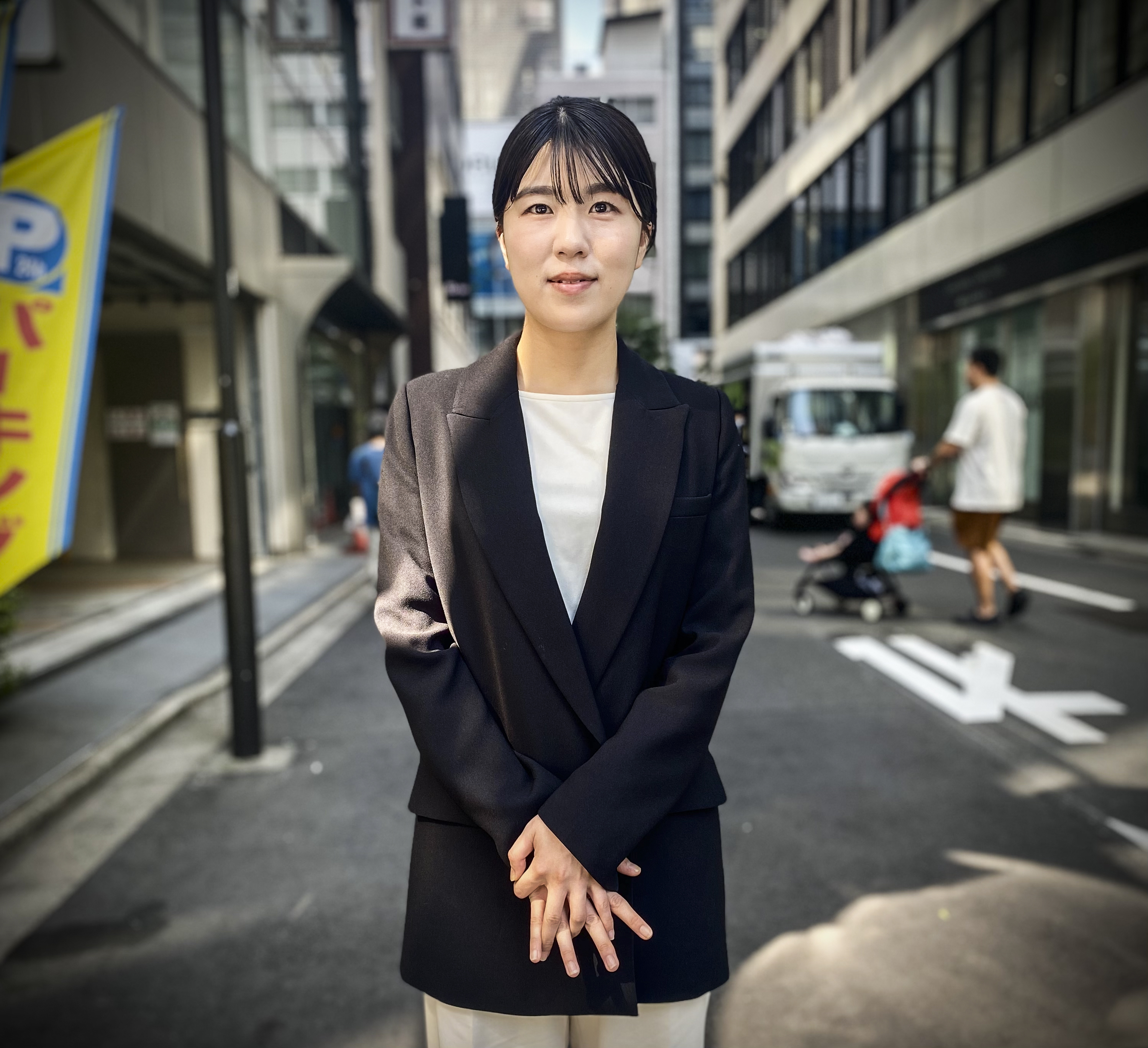 Akiho Kobokayama, em uma rua do bairro de Ginza, em Tóquio, ao lado da sede da empresa onde trabalha. 