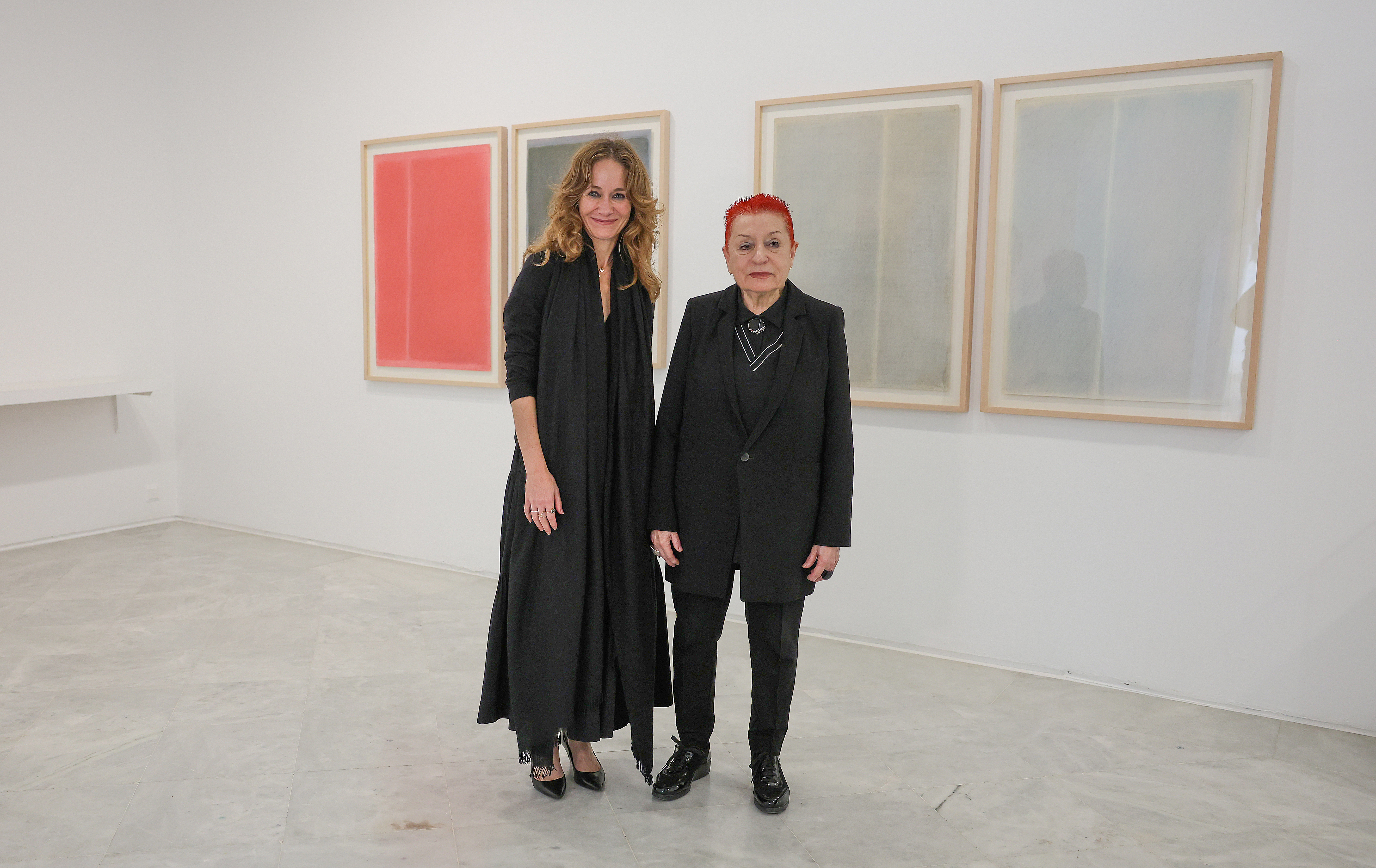 La nueva directora del CAAC, Jimena Blázquez, con Concha Jerez en la presentación de la exposición. 
