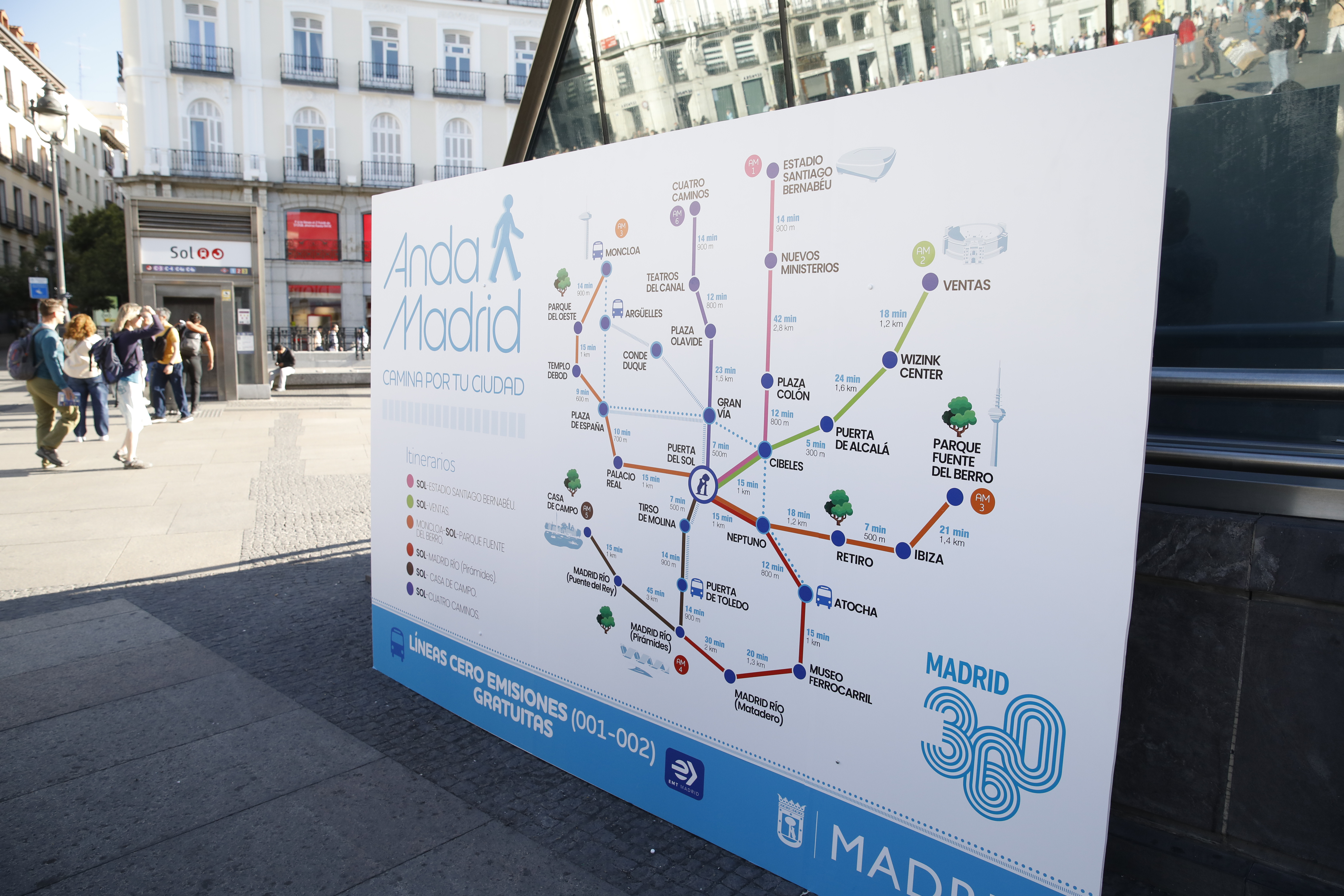 El plano de 'Anda Madrid', una propuesta con seis itinerarios icónicos para recorrer Madrid a pie, ubicado en la Puerta del Sol.