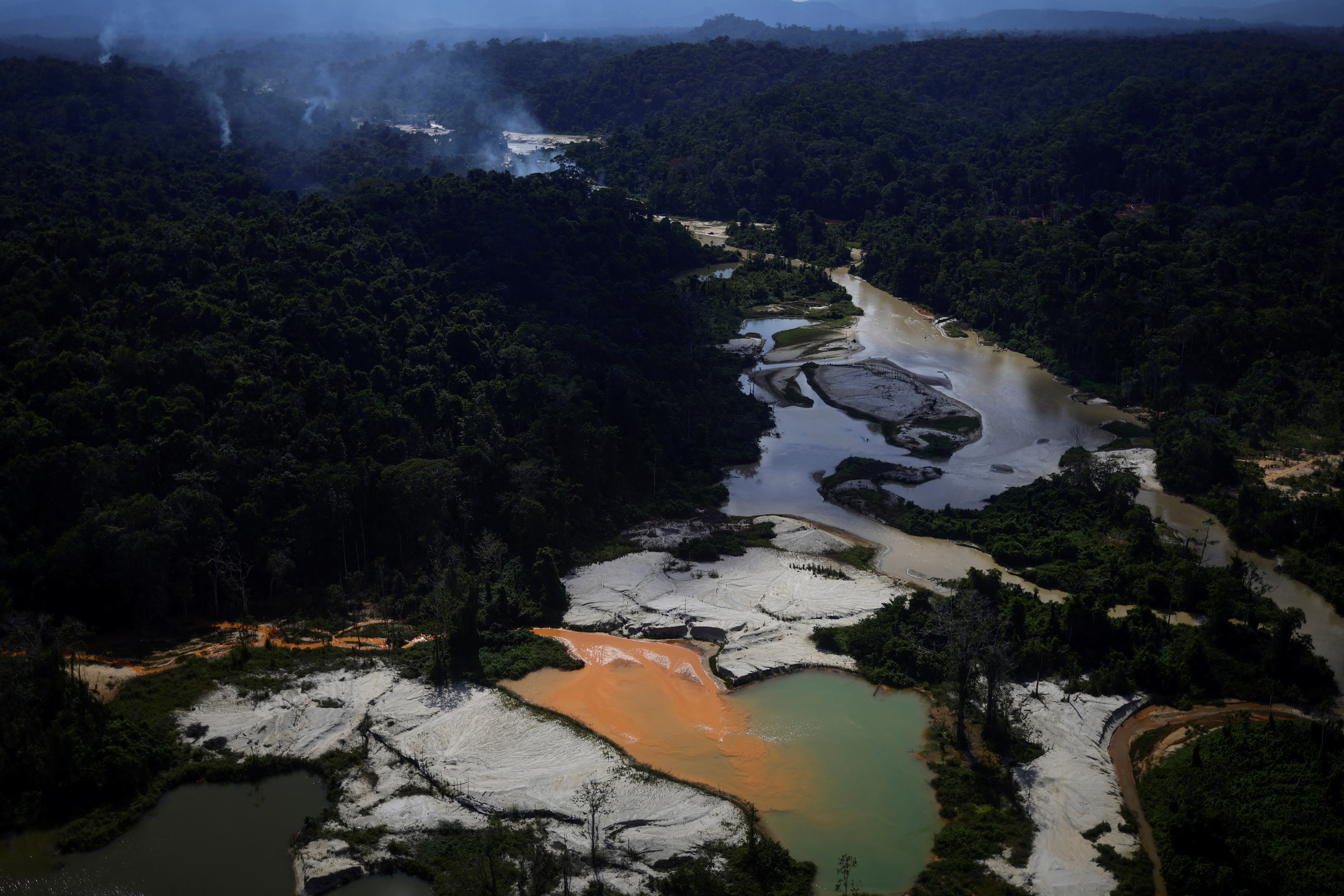 Una mina ilegal de oro en el río Couto de Magalhaes, en tierras indígenas yanomami, en la Amazonía brasileña