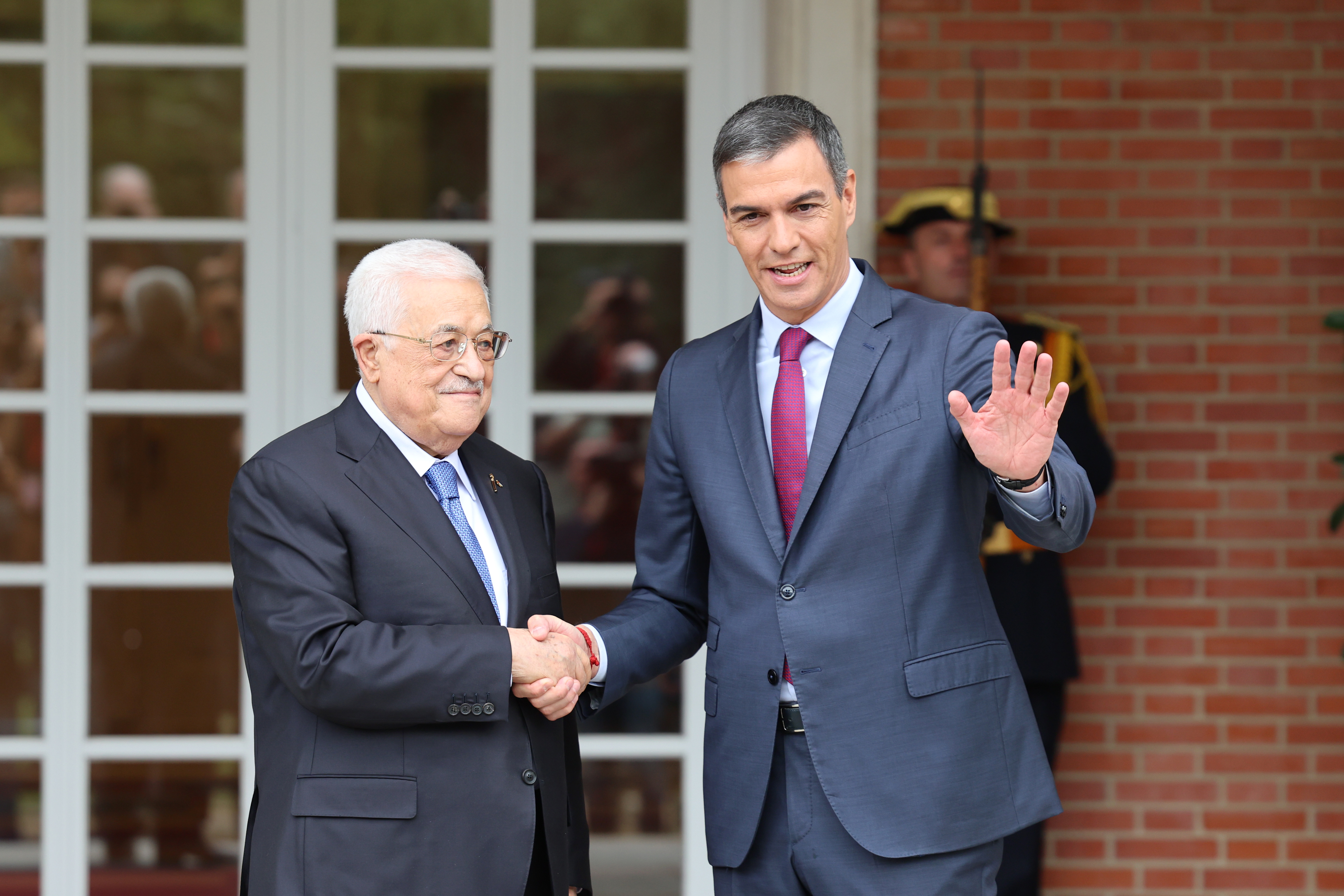 Sánchez recibe a Abbas en La Moncloa