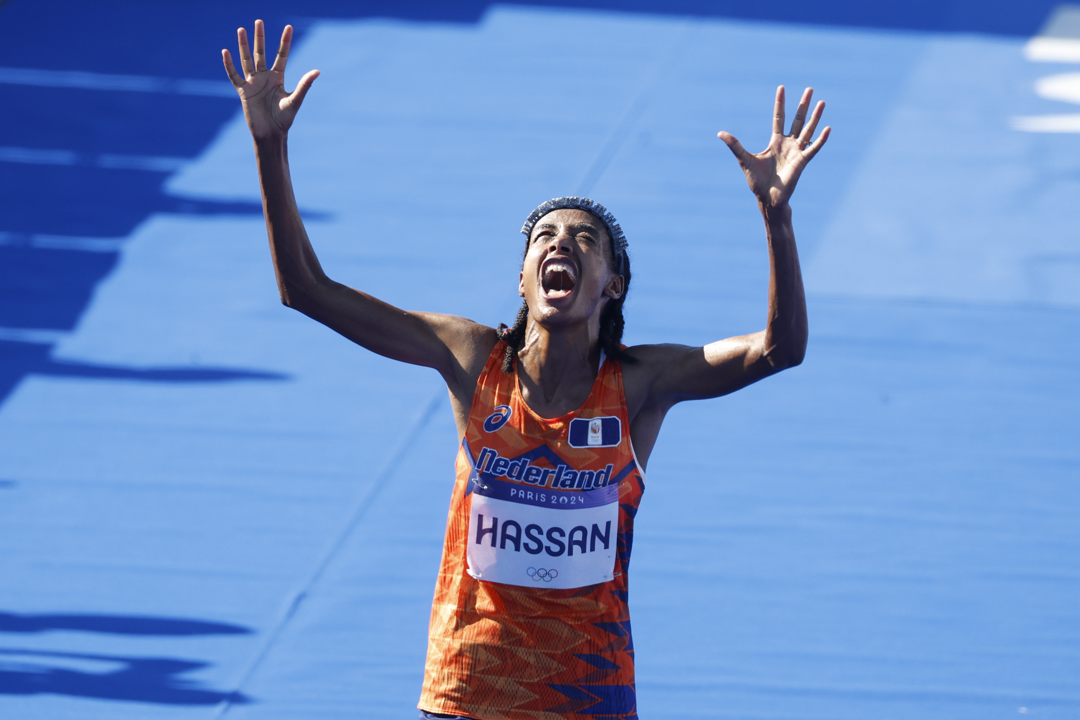 La atleta neerlandesa Sifan Hassan celebra tras cruzar la línea de meta. 