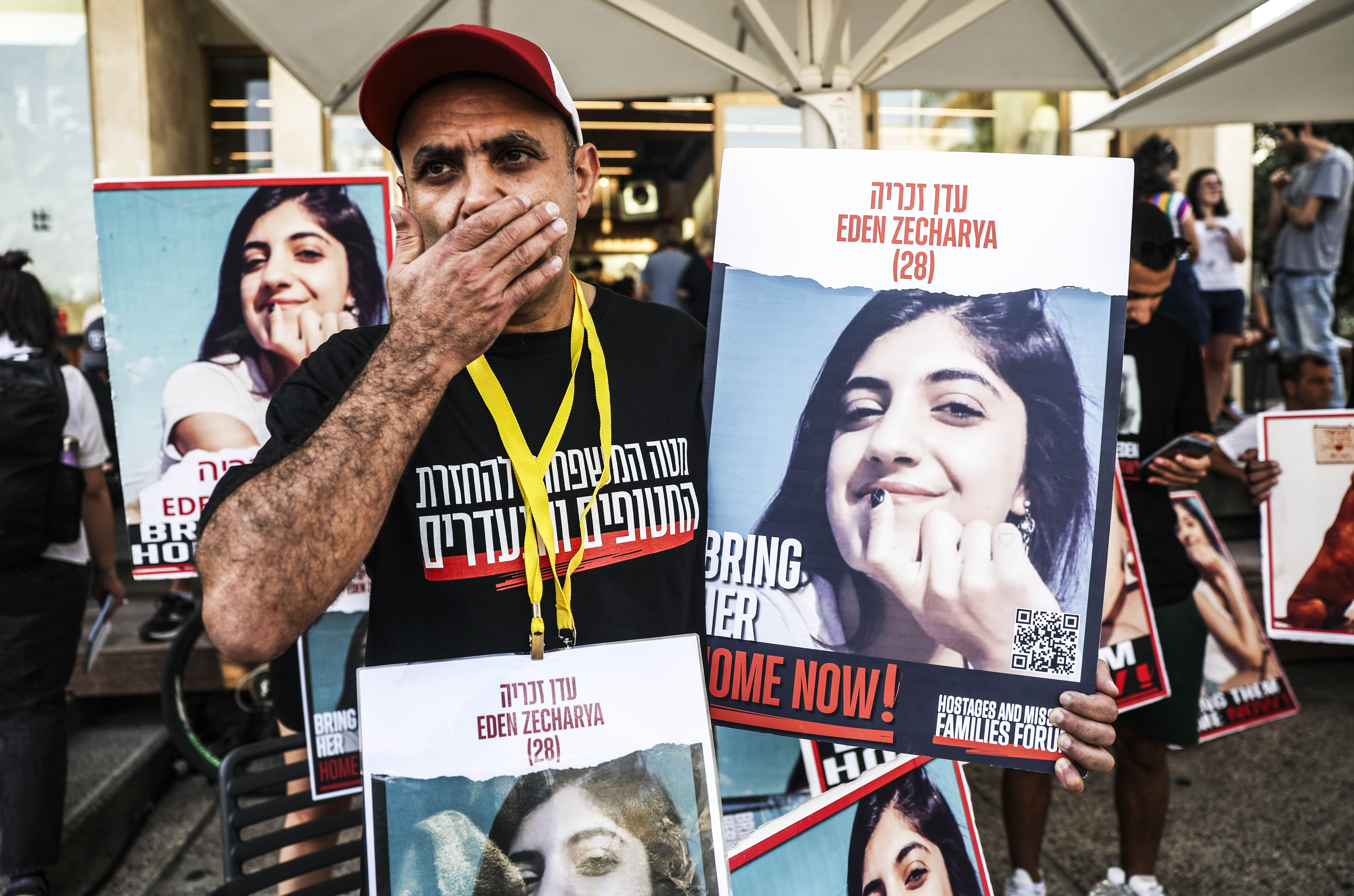 Parentes dos reféns capturados nos ataques do Hamas em 7 de outubro, neste sábado, num protesto em Tel Aviv.