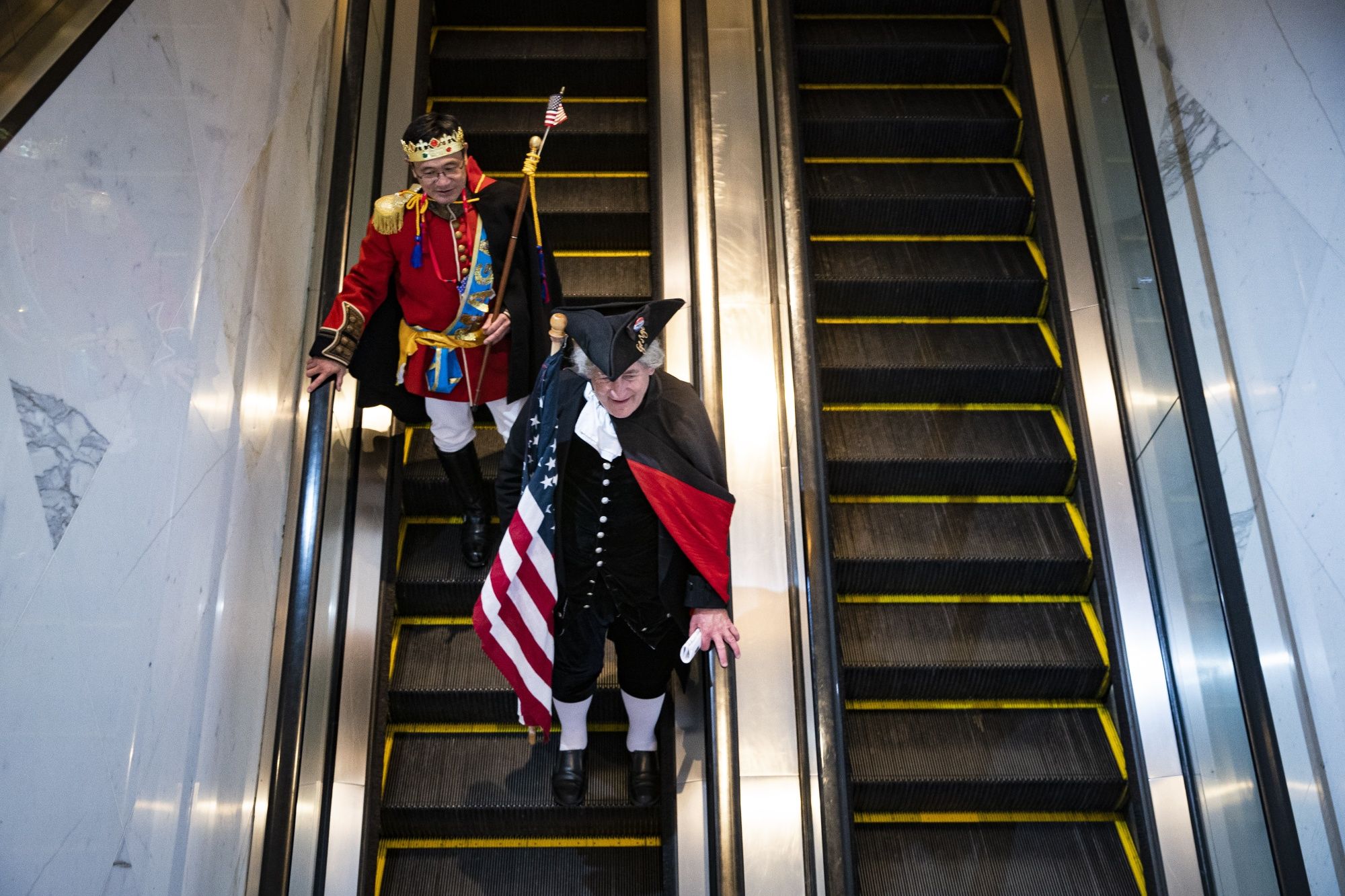 Participantes do CPAC vestidos como ex-presidente George Washington e 'MAGA King', no hotel onde foi realizada a convenção.