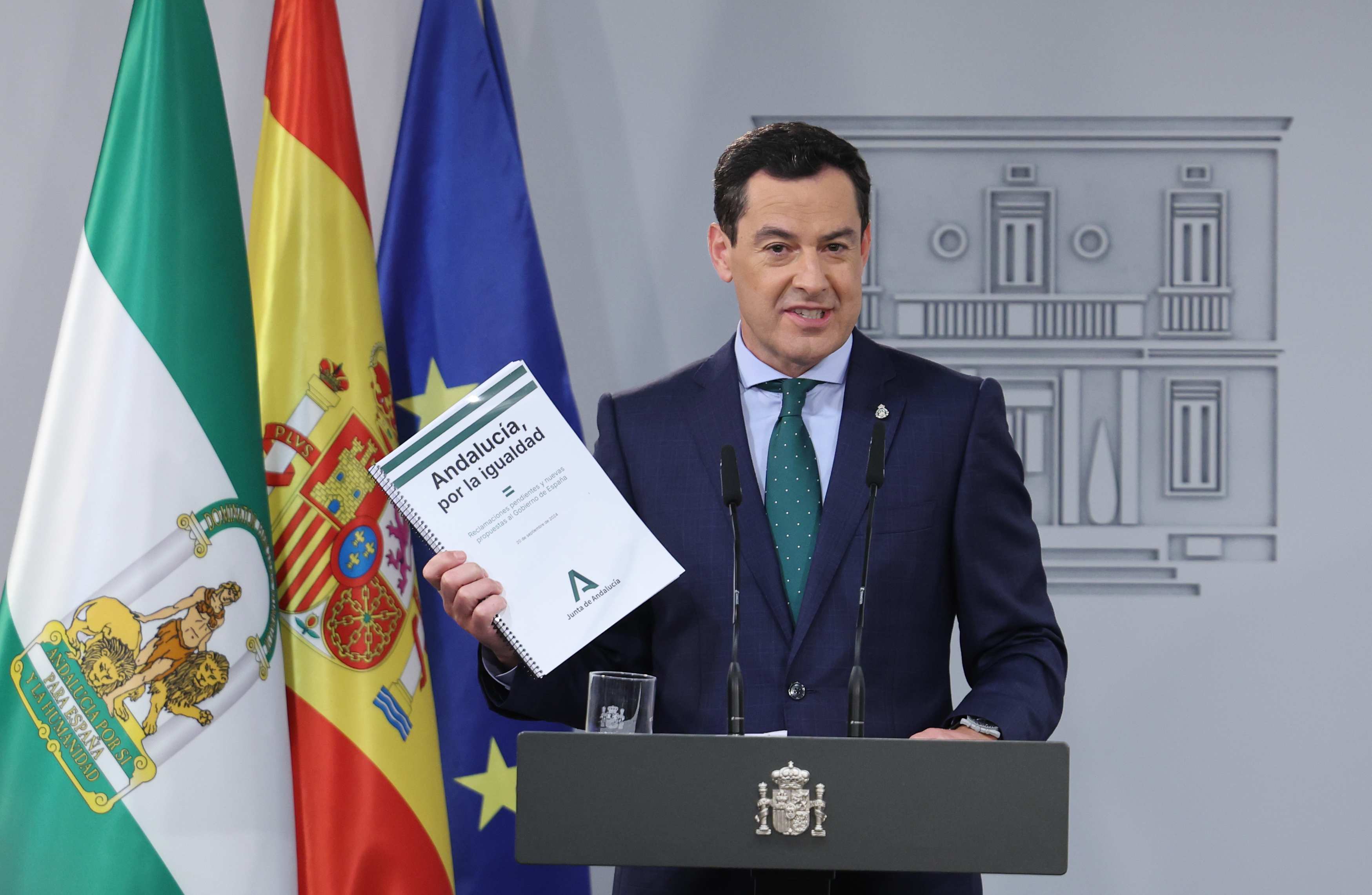 Rueda de prensa del presidente de la Junta de Andalucía, Juan Manuel Moreno,  tras la reunión con el Presidente del Gobierno, Pedro Sánchez, en el Palacio de la Moncloa.  Jaime Villanueva/El País