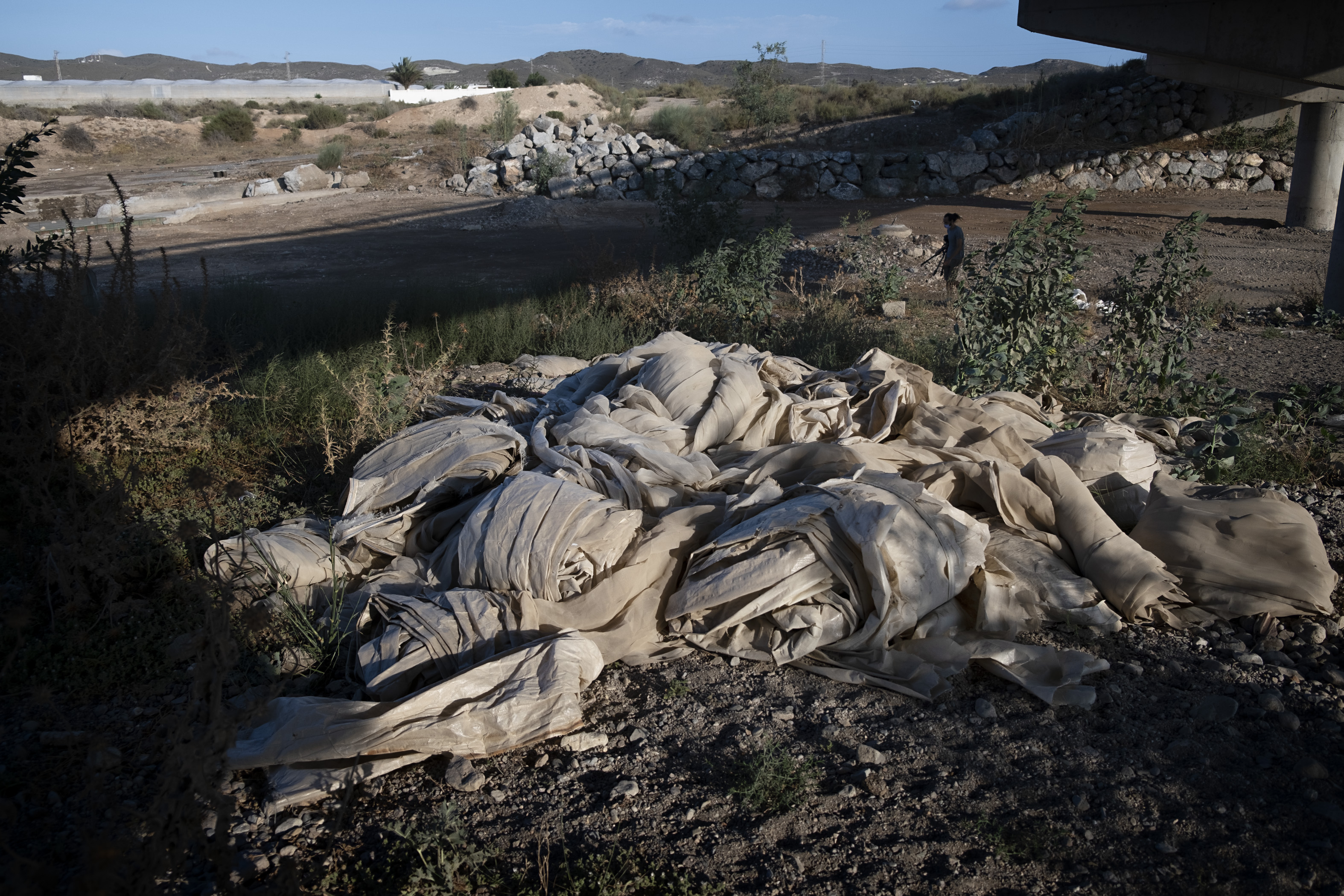 Unas amistades encontraron unas botellas como estas enterradas en el patio  de la casa de unos familiares ya fallecidos. Estan tratando de averiguar  que pueden ser. La tapa esta demasiado corroída. Se, image size:3149x2100