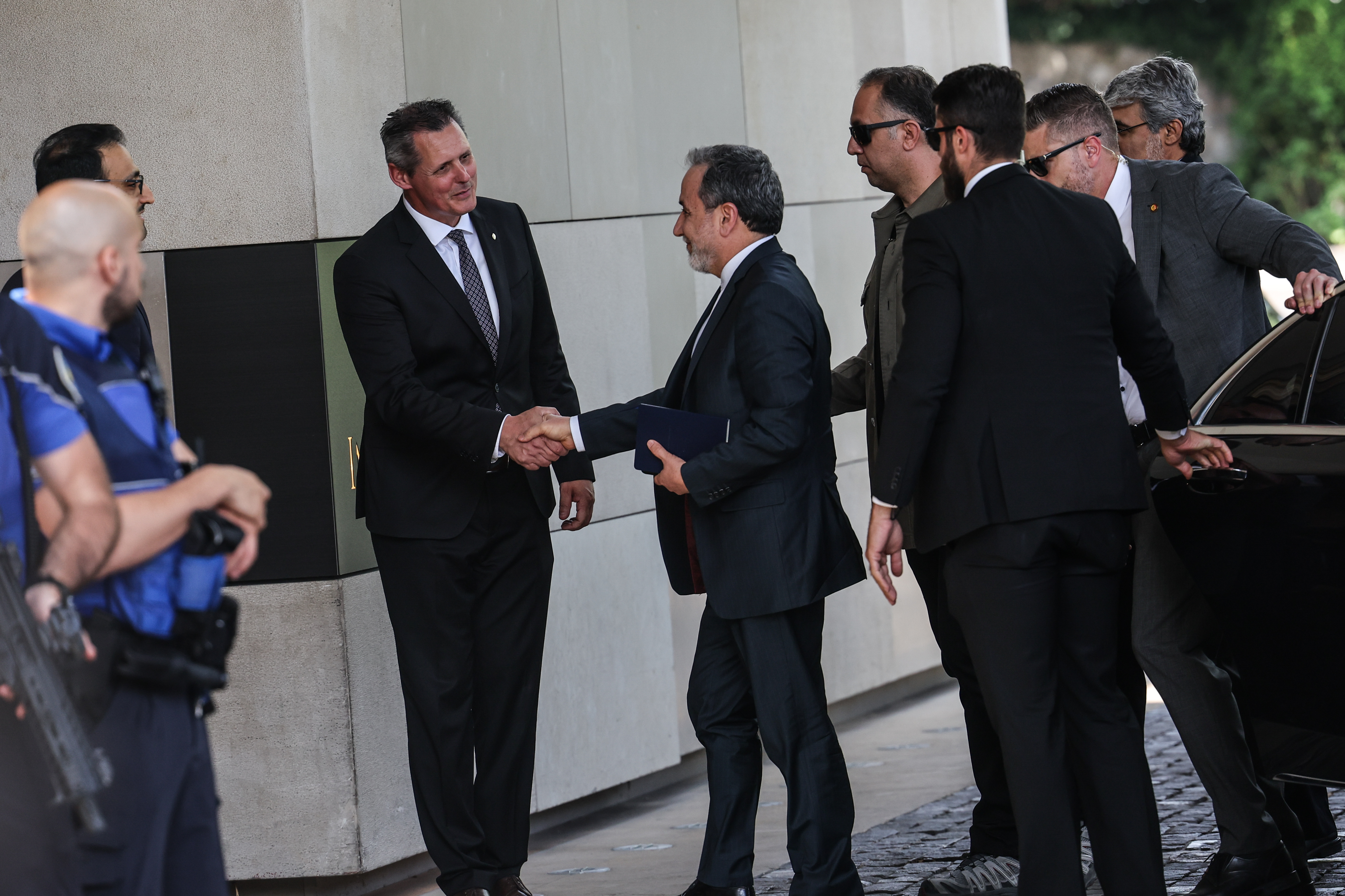 El ministro de Exteriores iraní, Abbas Aragchi (en el centro) llega al hotel Intercontinental en Ginebra, este viernes 20 de junio.