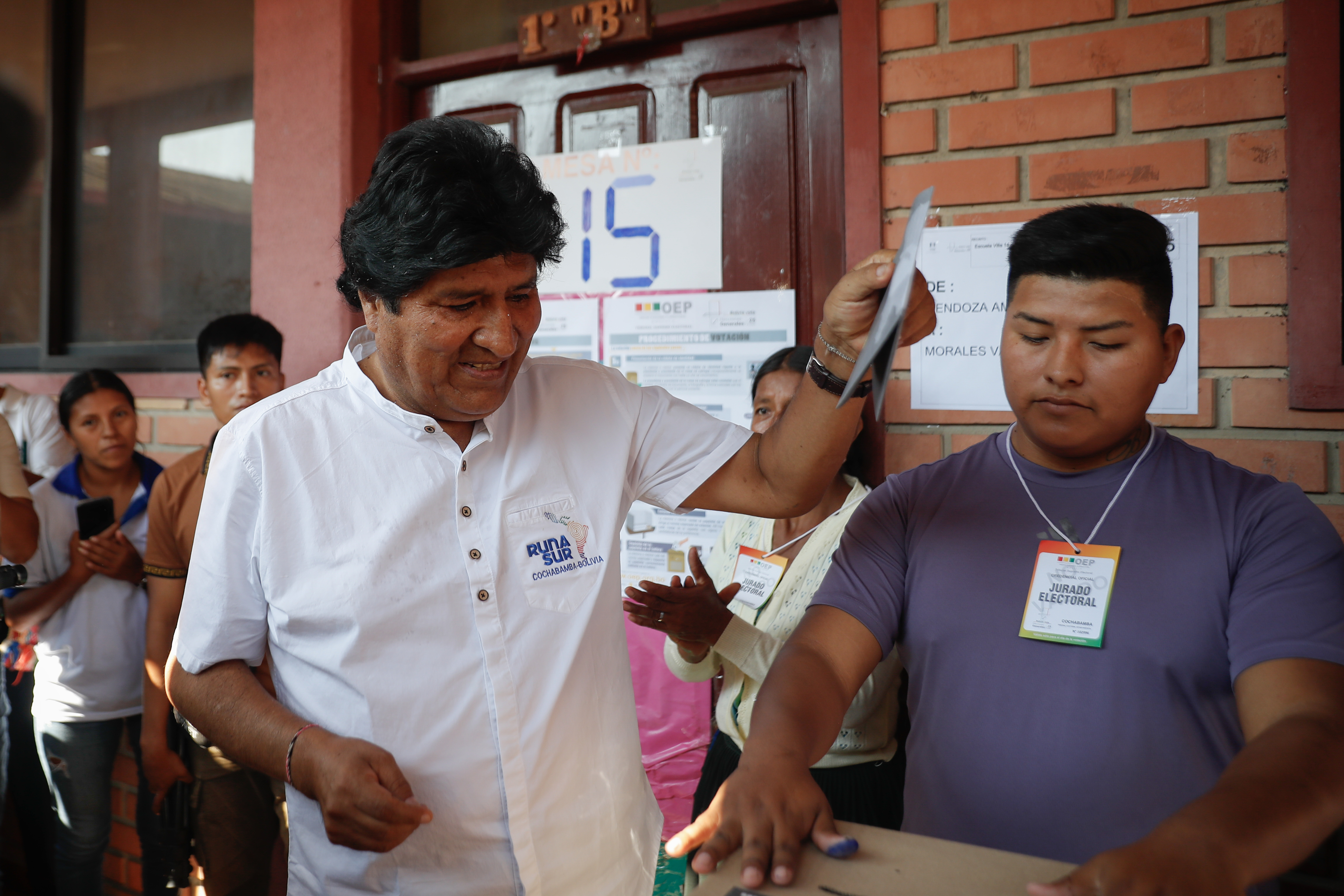 AME940. VILLA TUNARI (BOLIVIA), 17/08/2025.- El expresidente de Bolivia Evo Morales vota este domingo, en el centro de votación Escuela Villa 14, municipio de Villa Tunari (Bolivia). EFE/Rodrigo Sura
