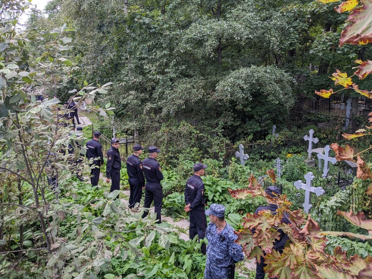 Membros das forças de segurança russas, esta terça-feira no cemitério de Porojóvskoye, após o funeral de Prigozhin.