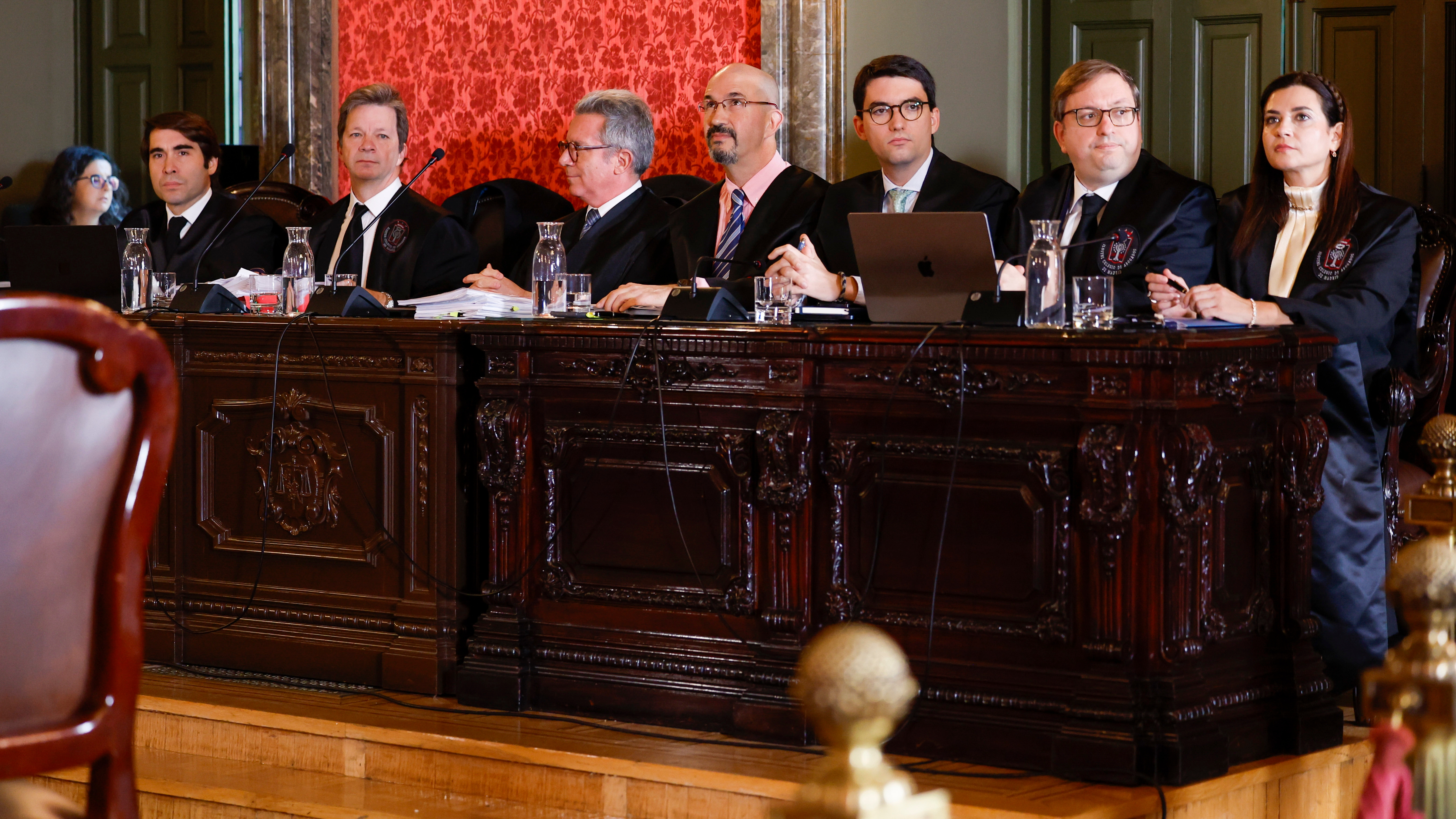 MADRID, 03/11/2025.- Los abogados de la acusación, durante la primera jornada del juicio que se sigue en el TS contra el fiscal general del Estado, Álvaro García Ortiz, por un delito de revelación de secretos. EFE/ Mariscal //POOL//
