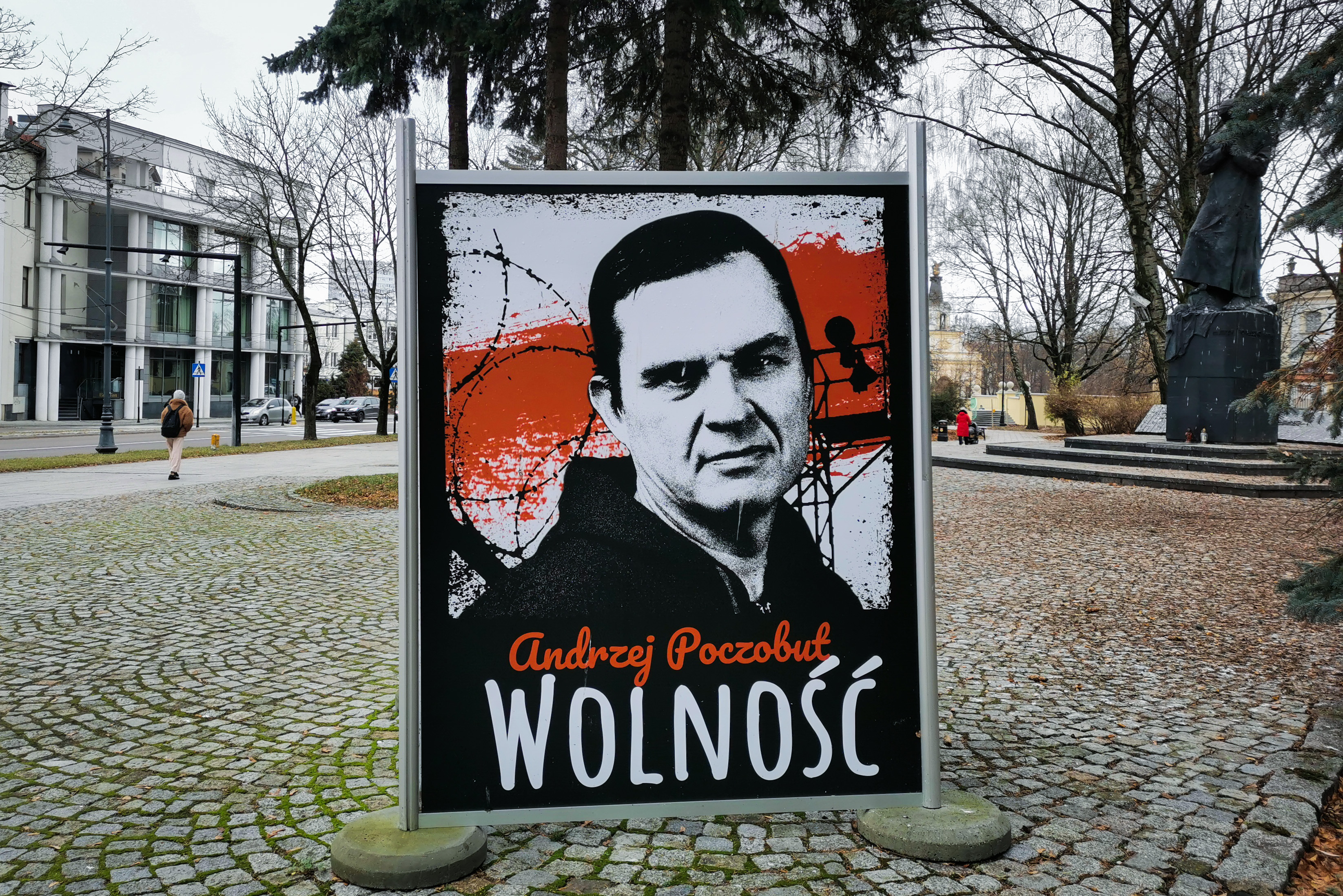 Um outdoor com uma foto do jornalista e ativista Andrzej Poczobut no centro da cidade polonesa de Bialystok, em novembro de 2021.