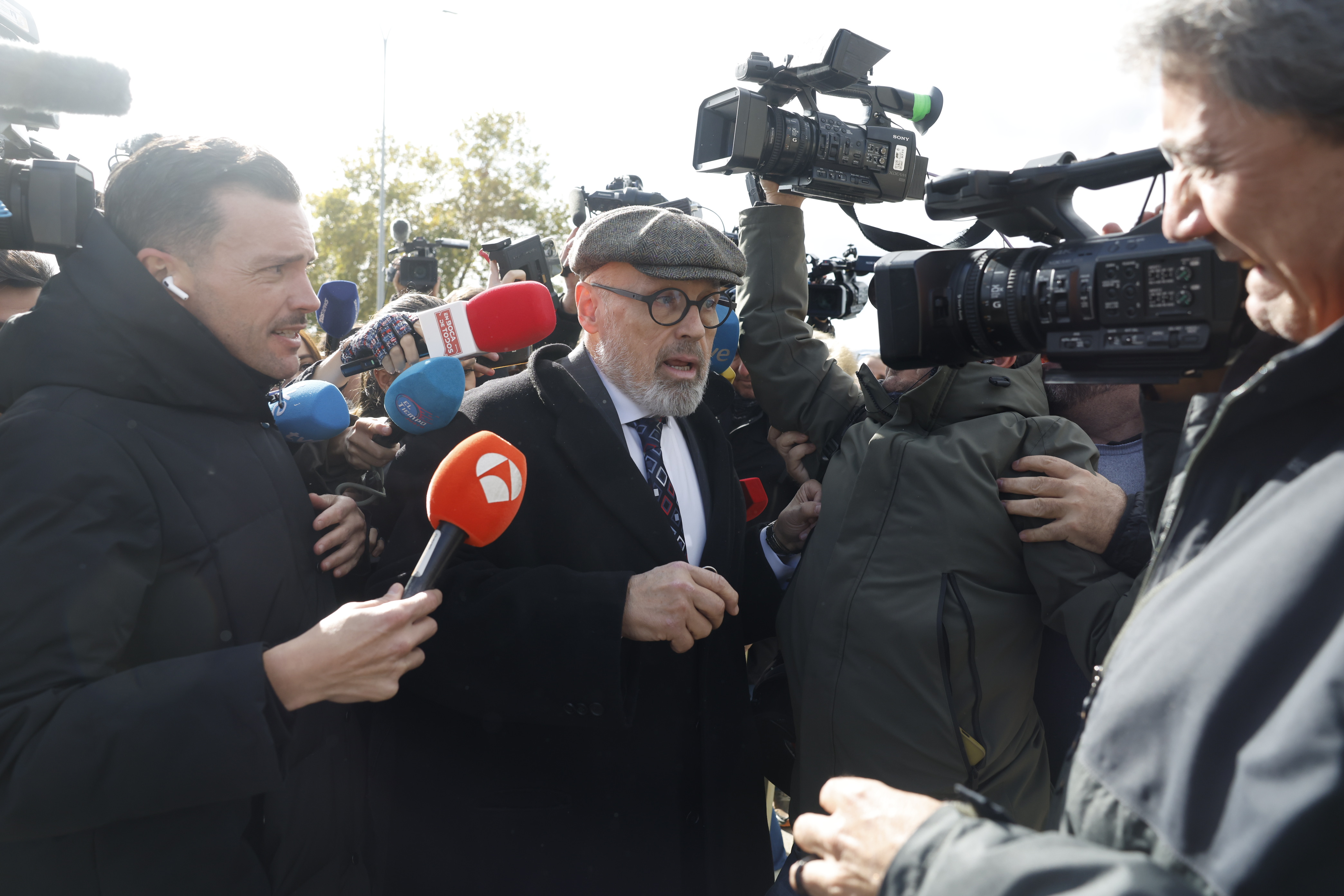 Jacobo Teijelo, abogado de Santos Cerdán llega a la cárcel de Soto del real para su puesta en libertad.