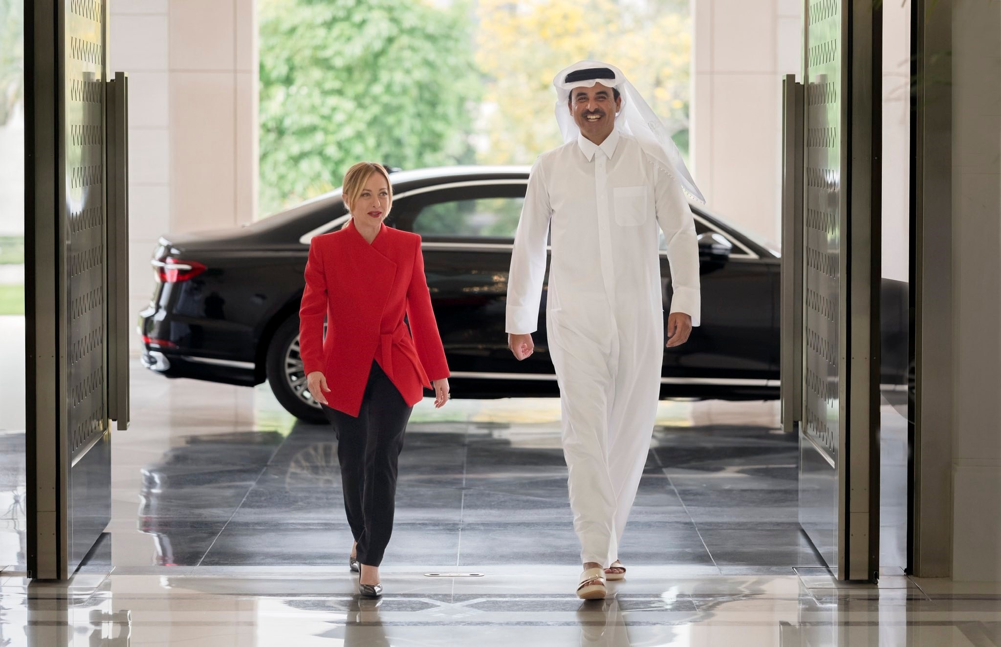 04 April 2026, Qatar, Doha: Italian Prime Minister Giorgia Meloni (L) welcomed by Qatari Emir Tamim bin Hamad Al Thani ahead of their meeting at Lusail Palace. Photo: -/APA Images via ZUMA Press Wire/dpa
04/04/2026 ONLY FOR USE IN SPAIN