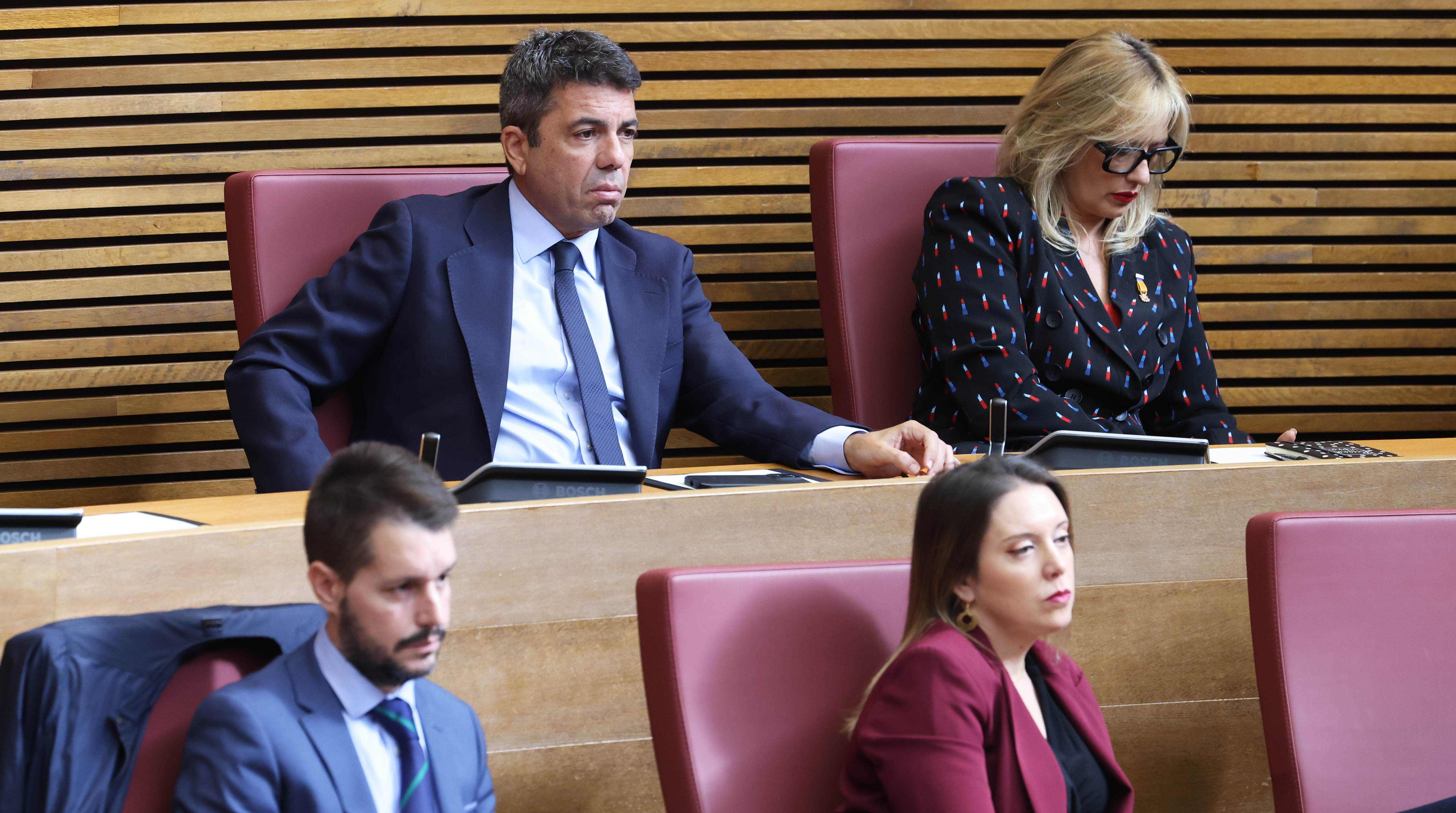 Dvd 1295 (02-12-25). El nuevo president de la Generalitat, Juanfran Pérez Llorca, en la toma posesión de su cargo ante el pleno de Les Corts valencianas. En la imagen, Carlos Mazón. 