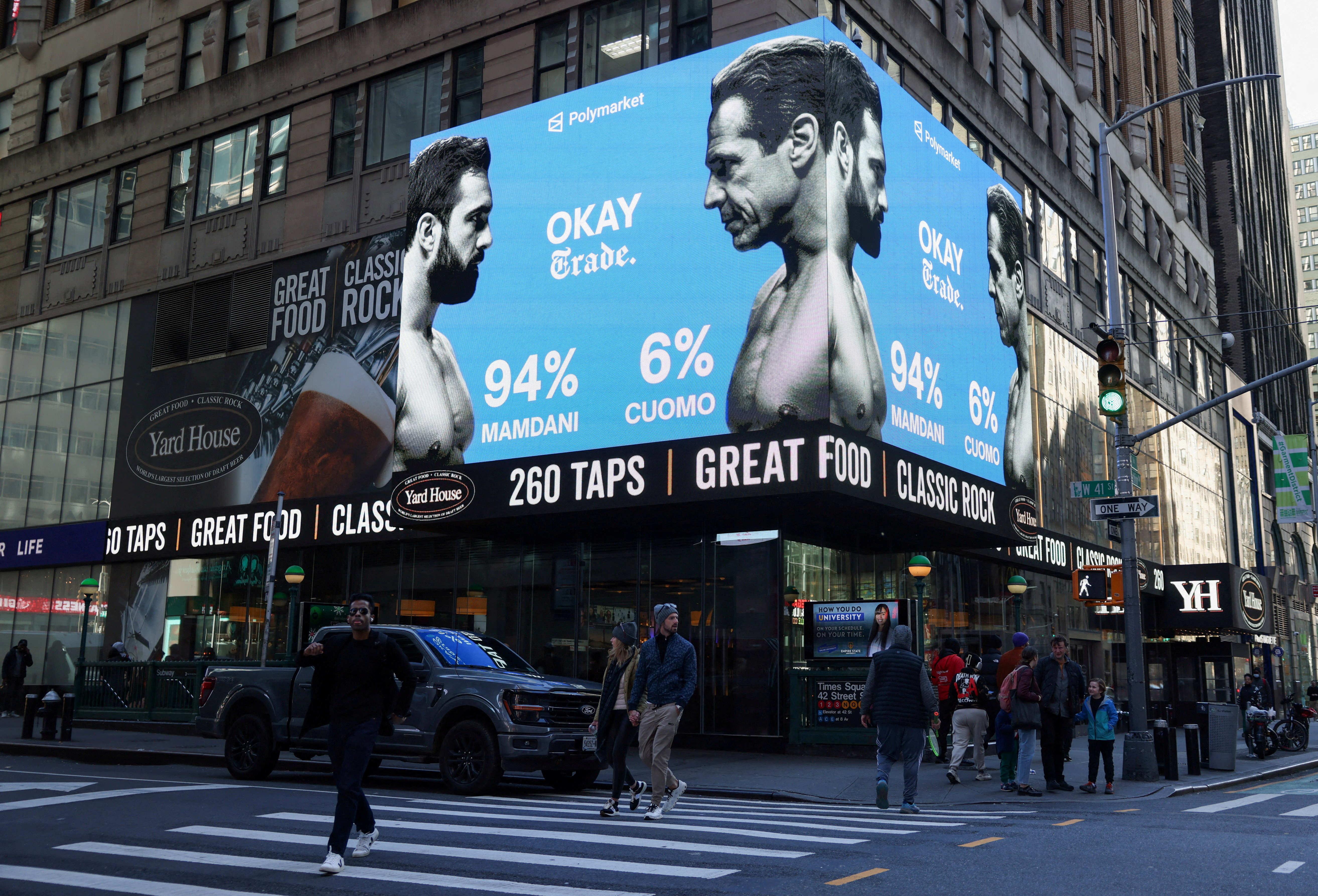 Un cartel muestra las apuestas sobre las elecciones a la alcaldía de Nueva York.