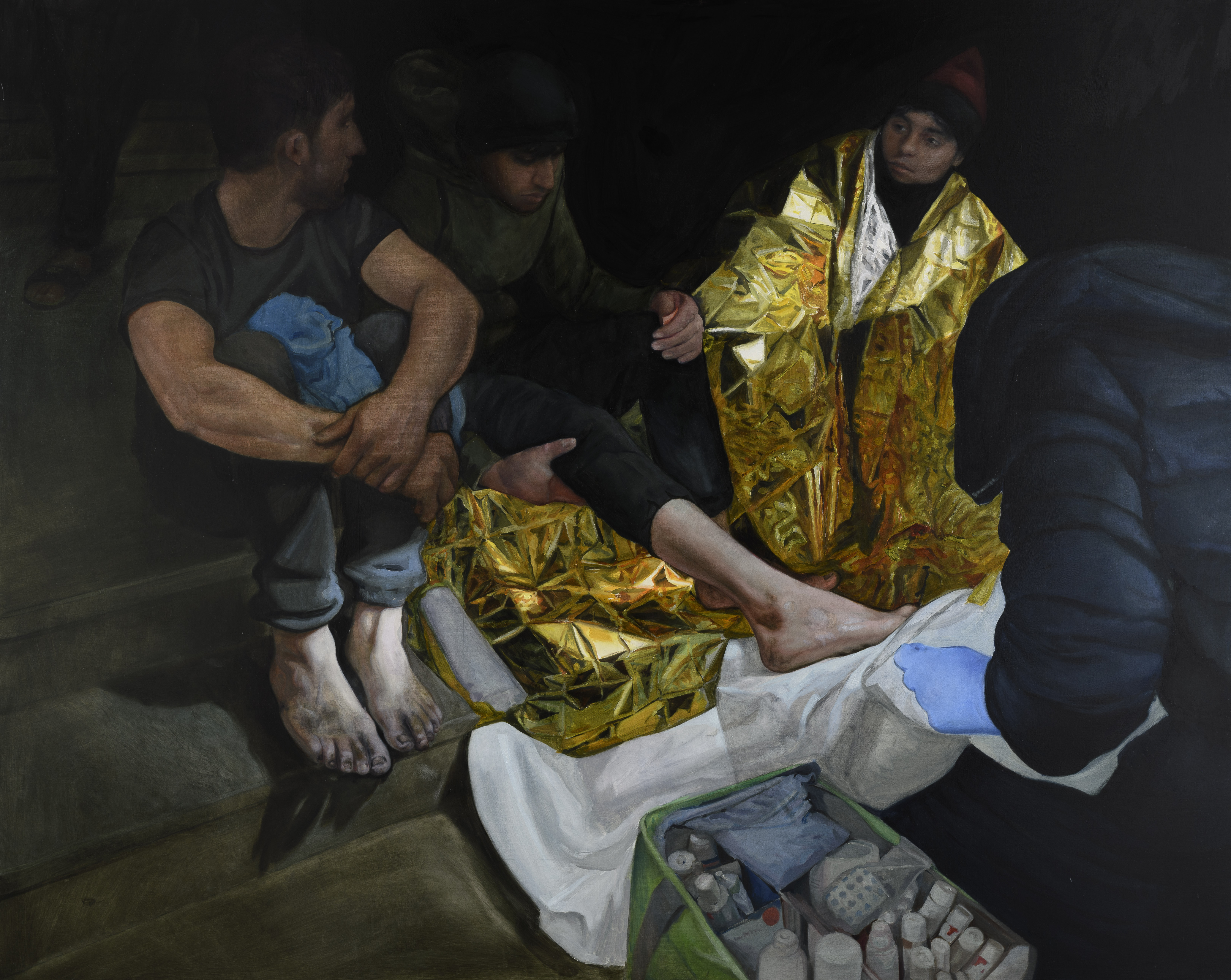 Uno de los cuadros de Orquín, donde una voluntaria cura los pies de los migrantes que llegan a Trieste.