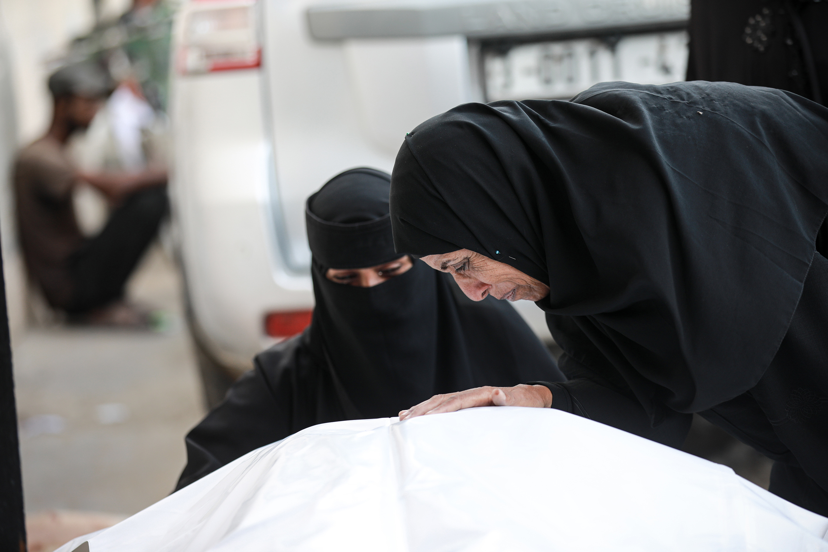 Dos mujeres lloran a un gazatí asesinado por un ataque israelí este jueves cerca del campo de refugiados de Nuseirat, en Deir al Balah, en el centro de Gaza.