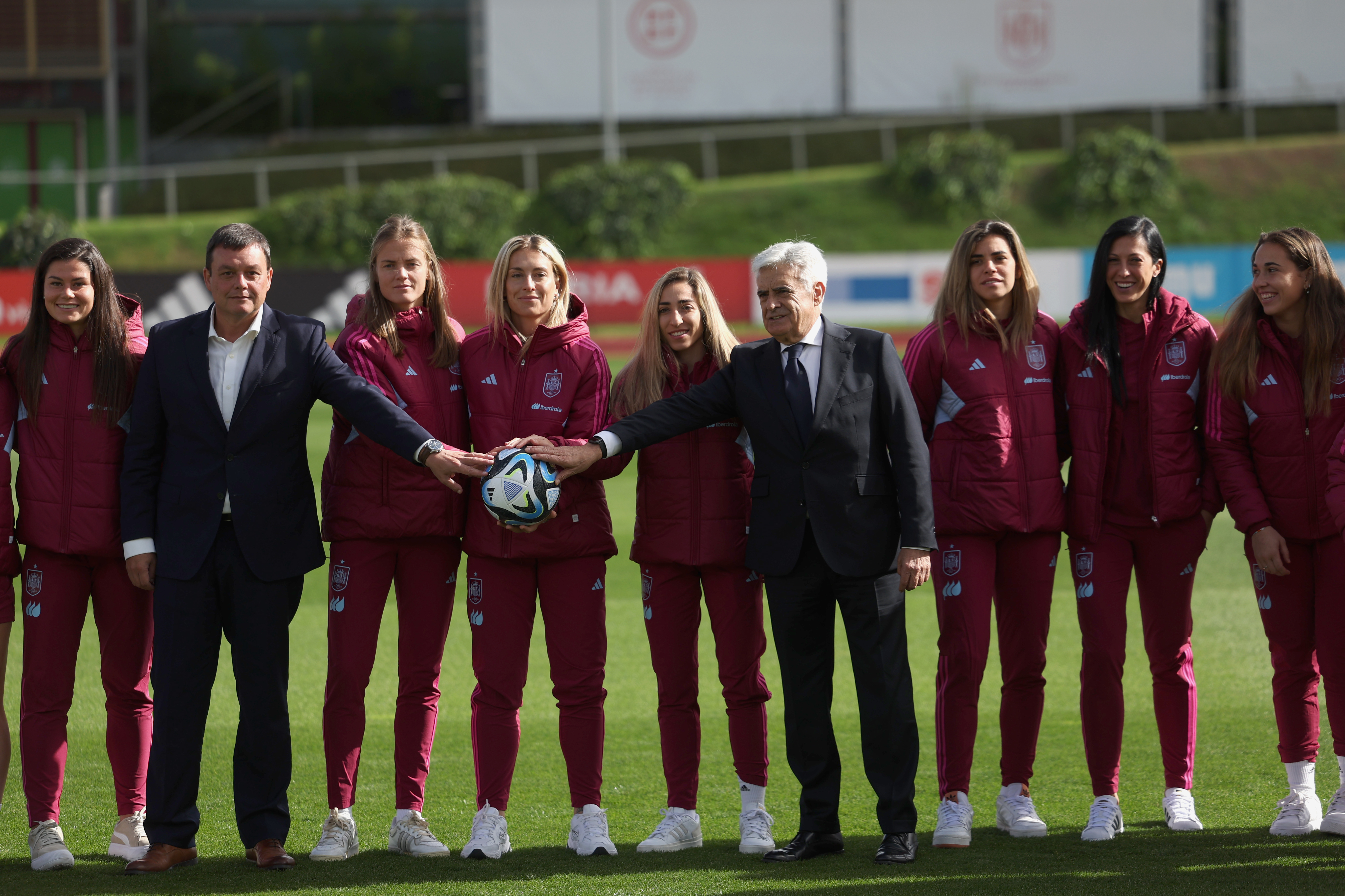 Las jugadoras de la selección, junto al presidente del CSD, Víctor Francos, y el presidente en funciones de la Federación, Pedro Rocha, este lunes en Las Rozas.