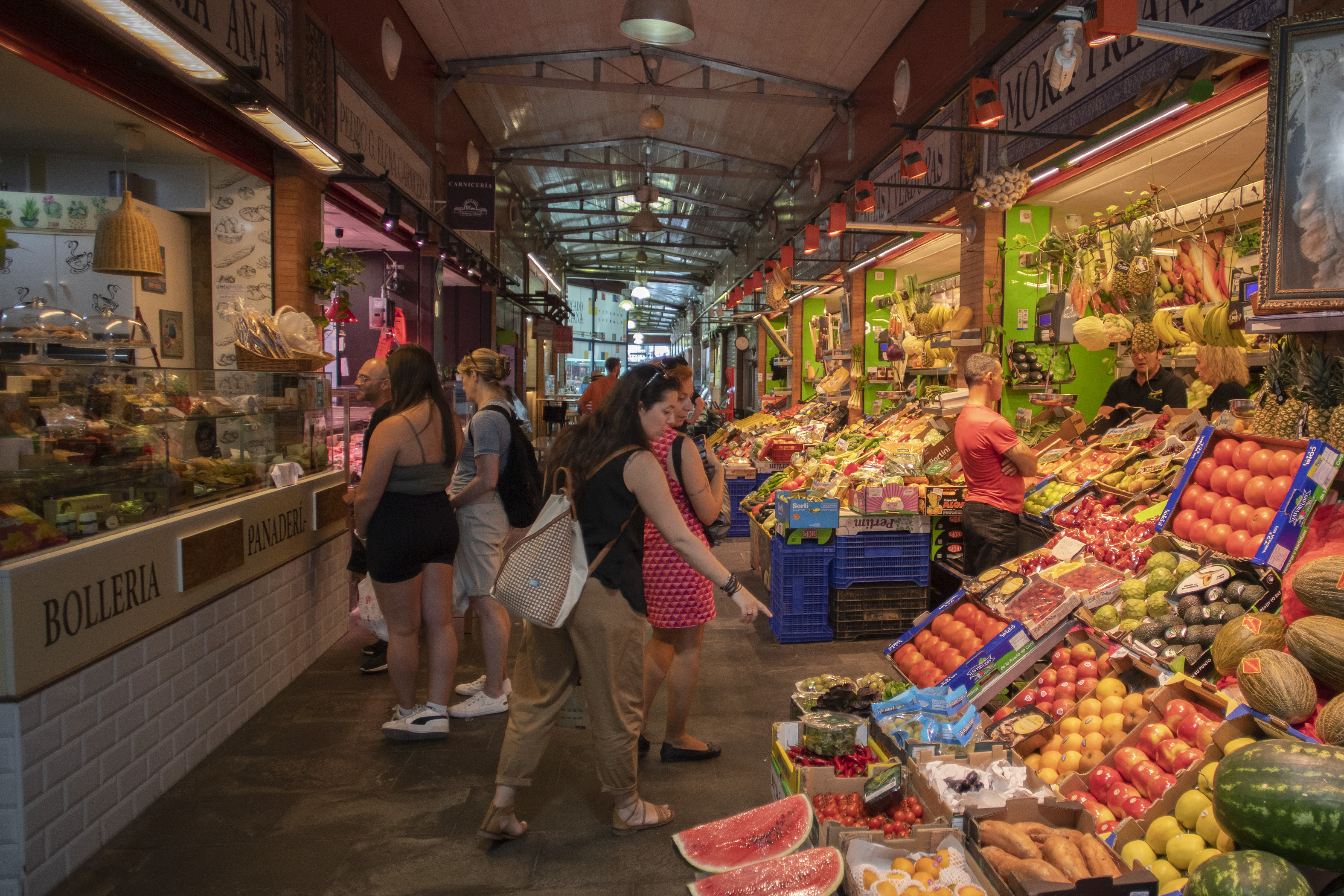En la imagen, puestos de alimentación en el mercado de Triana, Sevilla.