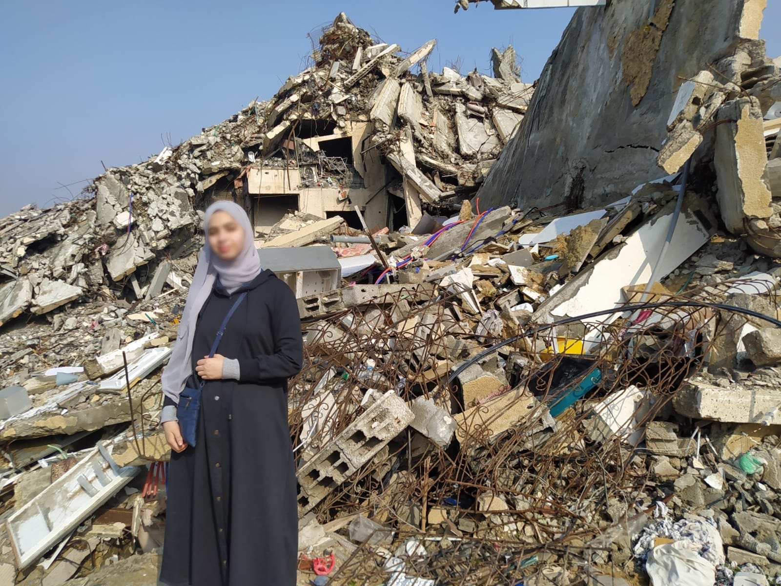 Una ciudadana palestina en una zona arrasada por los ataques israelíes a Gaza.