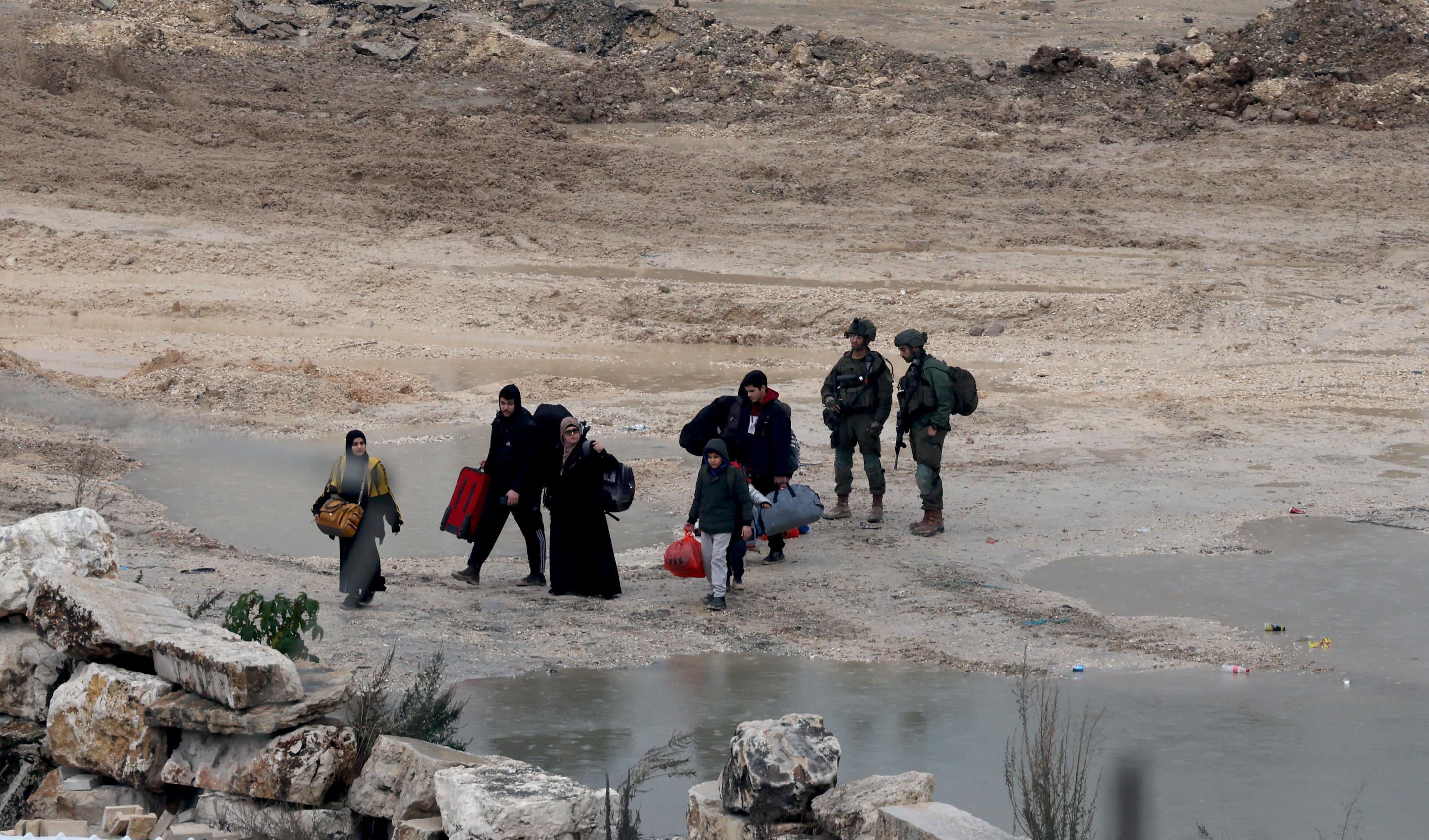 Tropas israeles daban el alto a una familia palestina en el campamento de Nur Shams (Cisjordania).