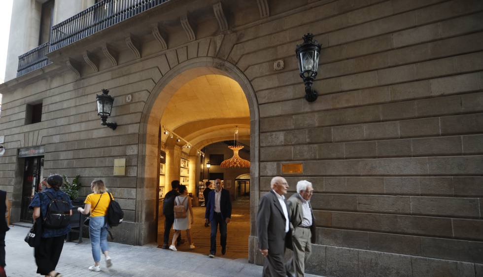 Dos miembros de la junta del Ateneu Barcelonès dimiten tras el despido del director de la biblioteca