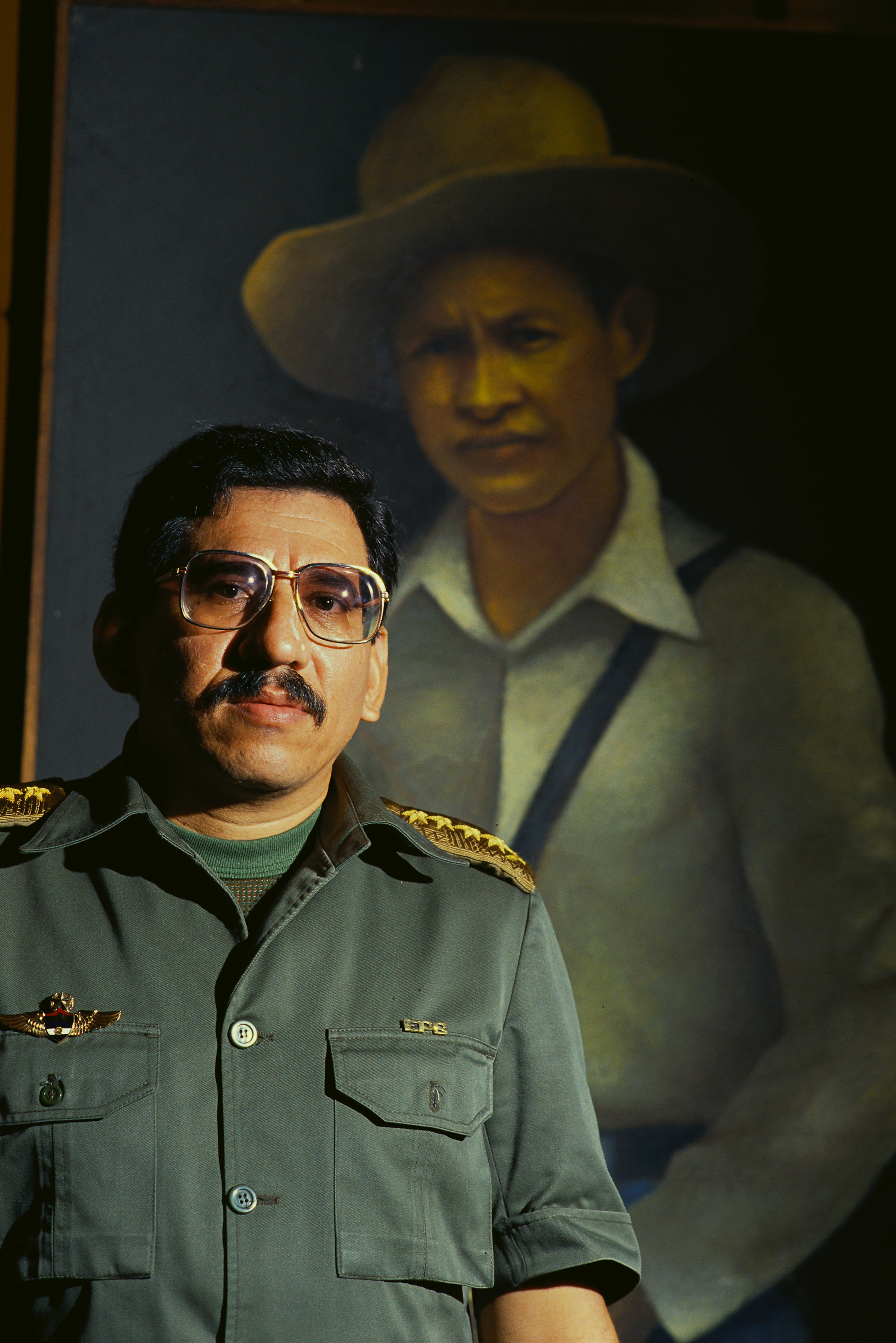 Humberto Ortega, diante de uma pintura de César Augusto Sandino, em 1990.