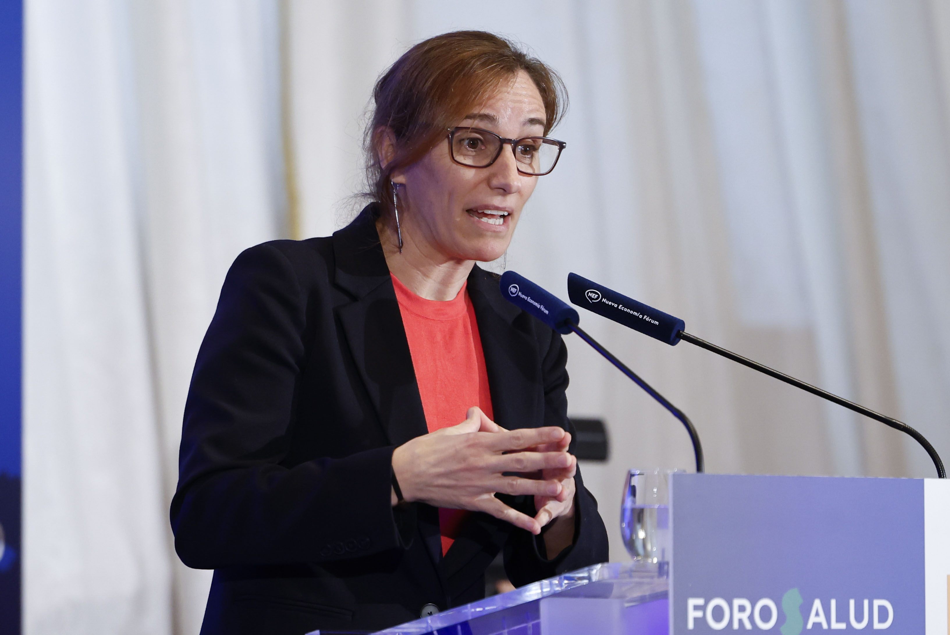 MADRID, 01/12/2025.- La ministra de Sanidad, Mónica García presenta al presidente de la Confederación Nacional de Entidades de ELA (ConELA), Fernando Martín, en el desayuno informativo de Foro Salud de Nueva Economía Fórum celebrado este lunes en Madrid. EFE/Mariscal
