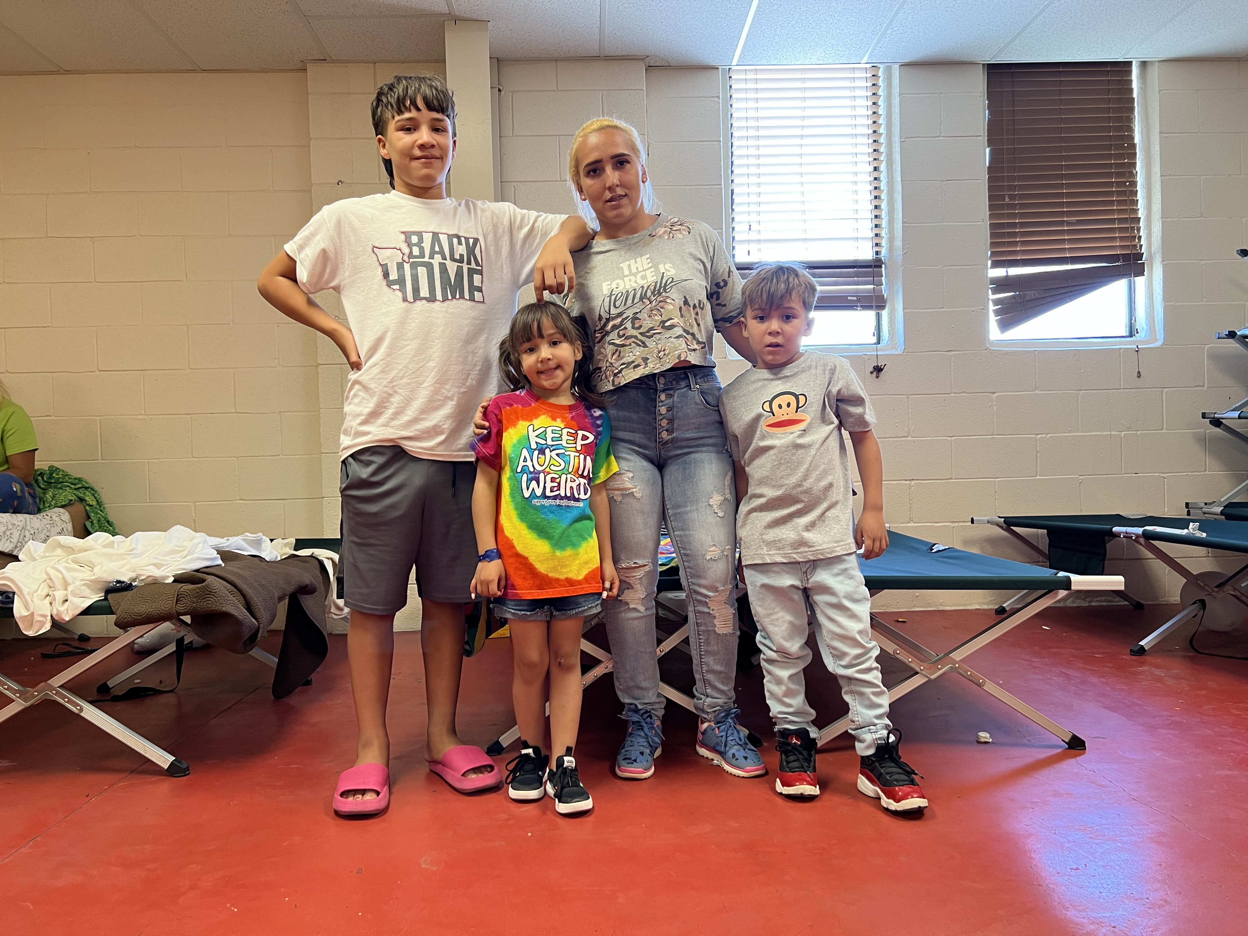 Meichel Hernandez, com seus filhos (da esquerda, Thiago, Antonella e Reinaldo) quarta-feira em um abrigo de El Paso.