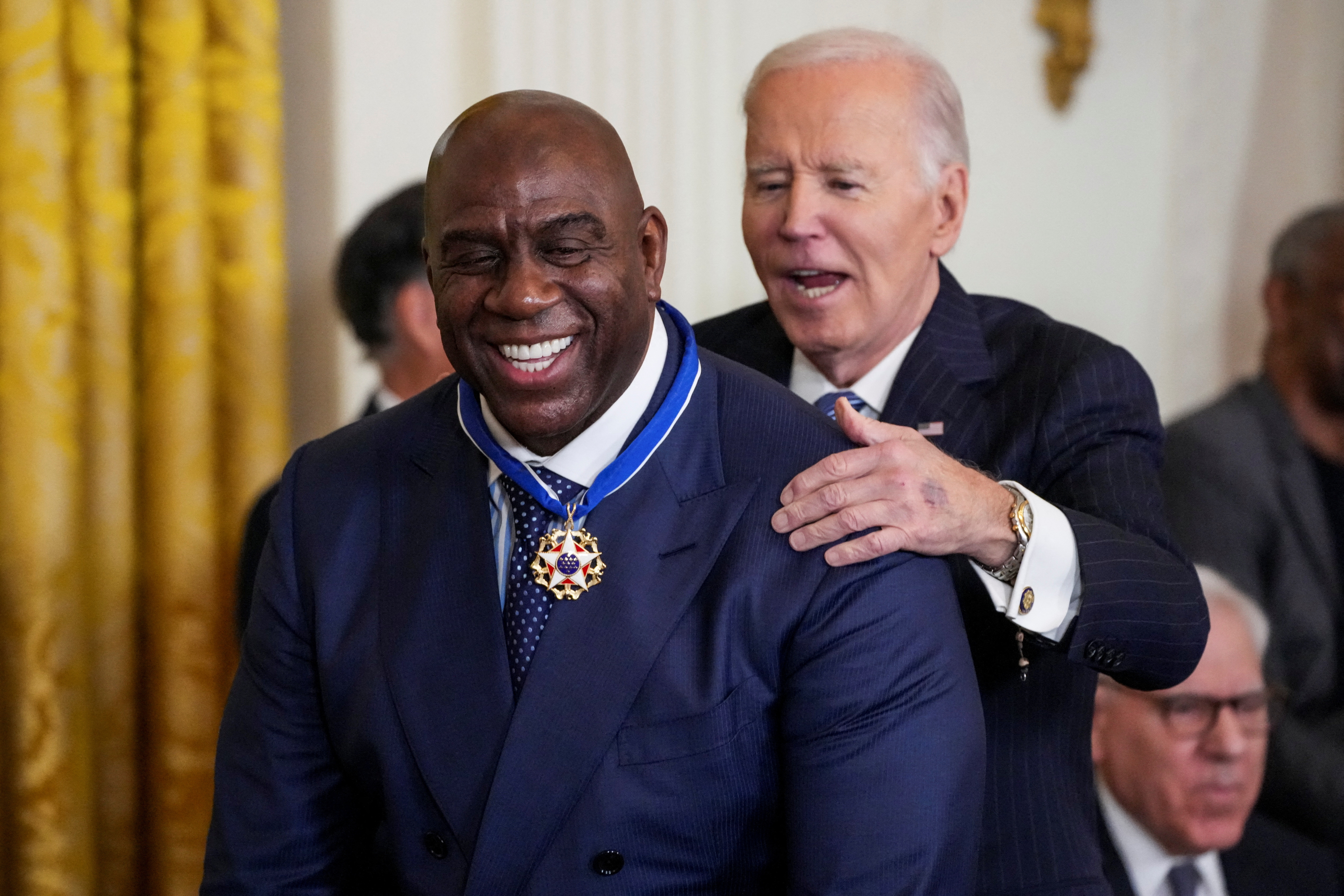 Biden concede la Medalla de la Libertad a José Andrés, Messi, Bono, Soros y Hillary  Clinton | Gente | EL PAÍS